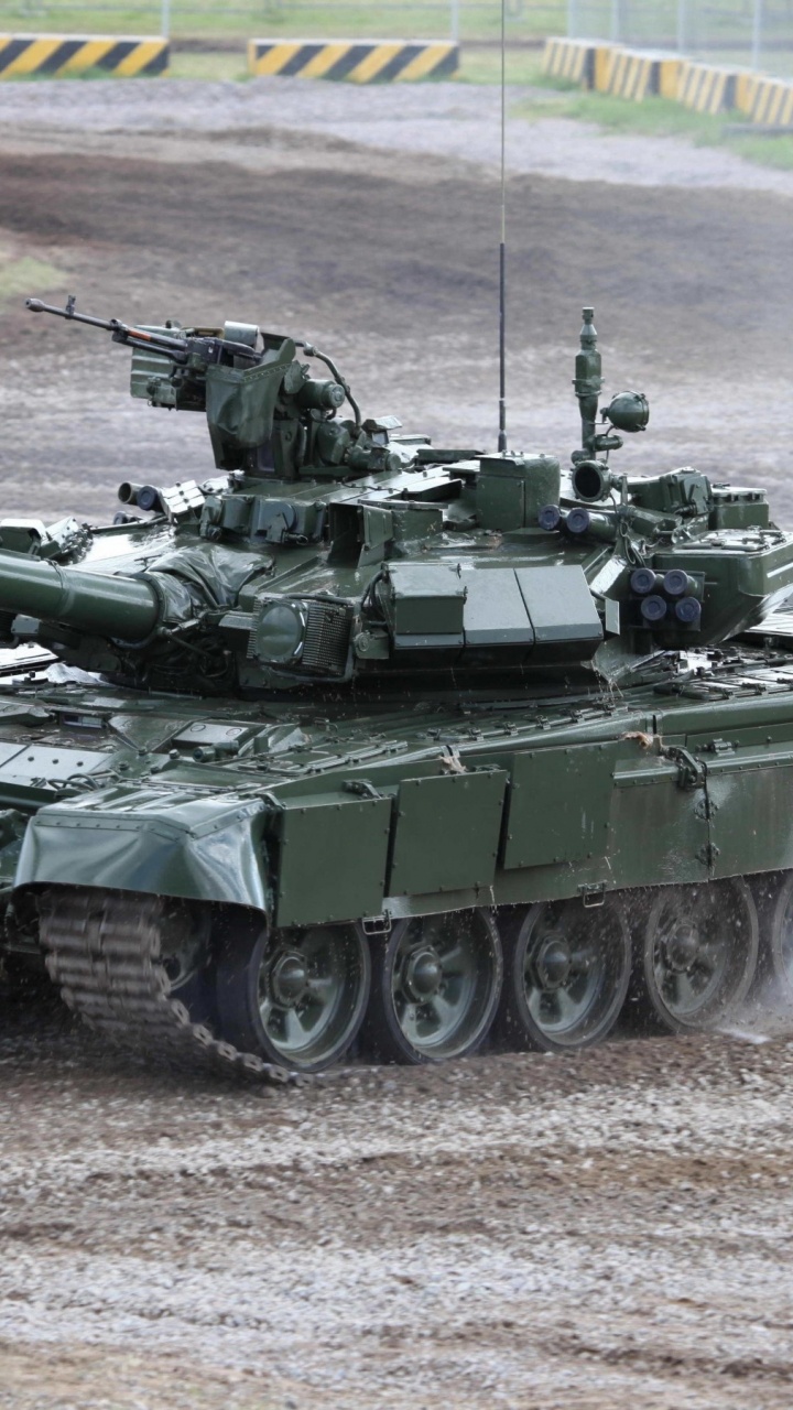 Обои бак, орудийная башня, военнослужащие, военная техника, армия в разрешении 720x1280