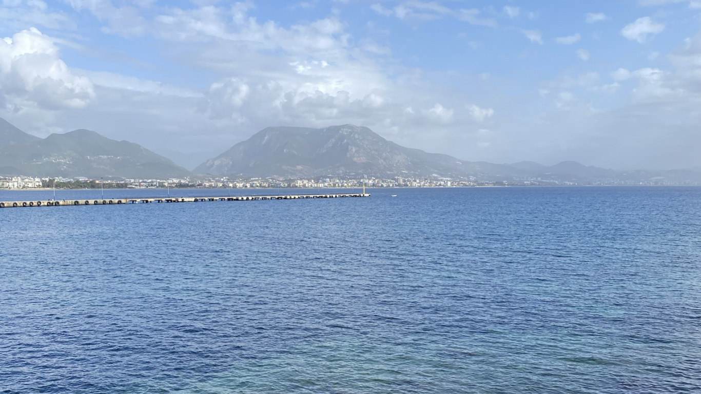 Обои море, облако, вода, гора, лазурный в разрешении 1366x768