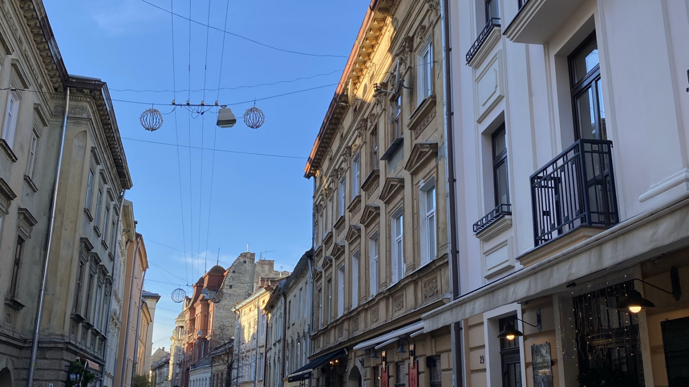 Обои дорога, окно, городок, соседство, инфраструктура в разрешении 1366x768