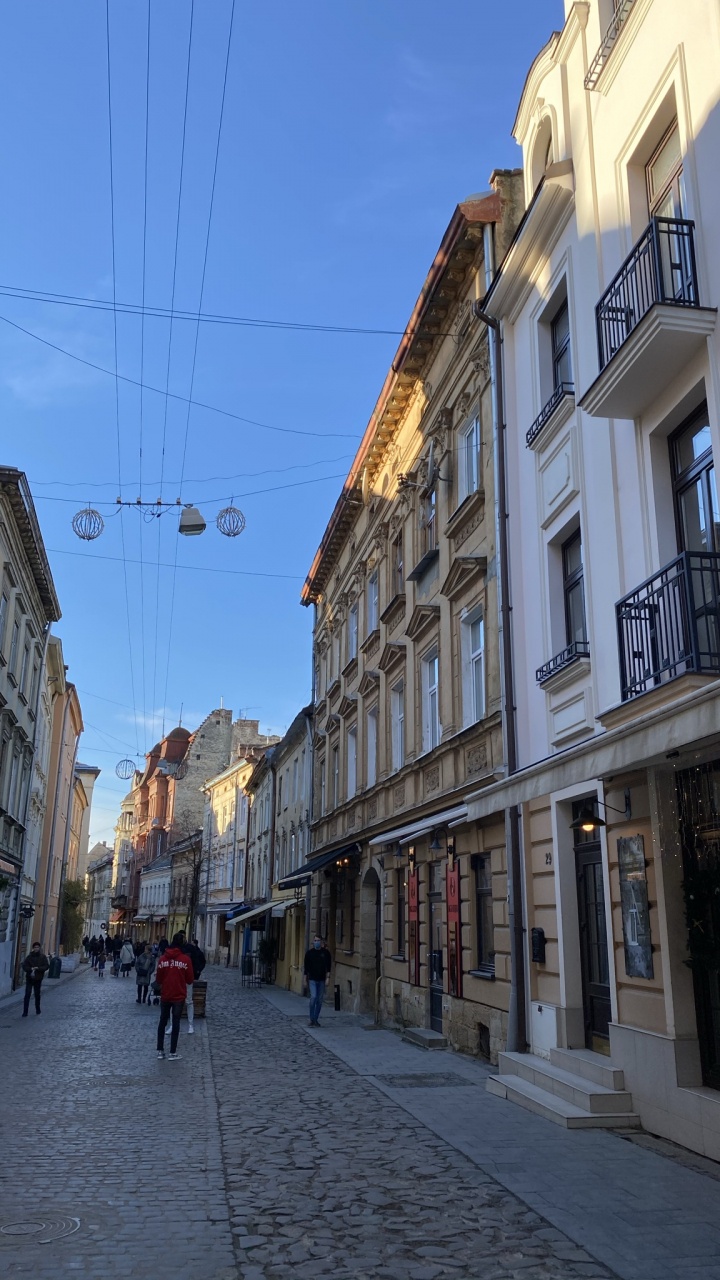 Обои дорога, окно, городок, соседство, инфраструктура в разрешении 720x1280