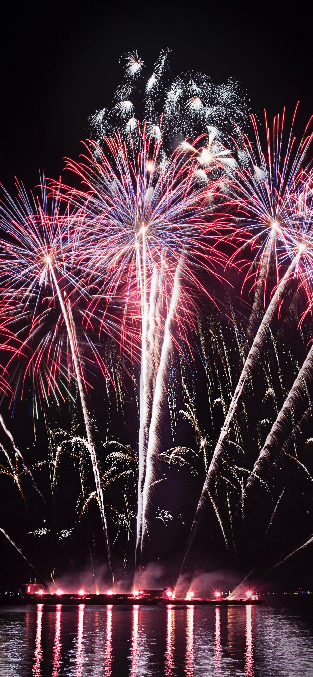 Обои салют, ночь, природа, отражение, день нового года в разрешении 1242x2688