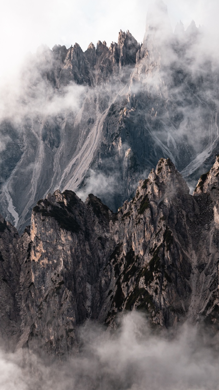 Обои гора, горный хребет, горный рельеф, рок, дым в разрешении 720x1280