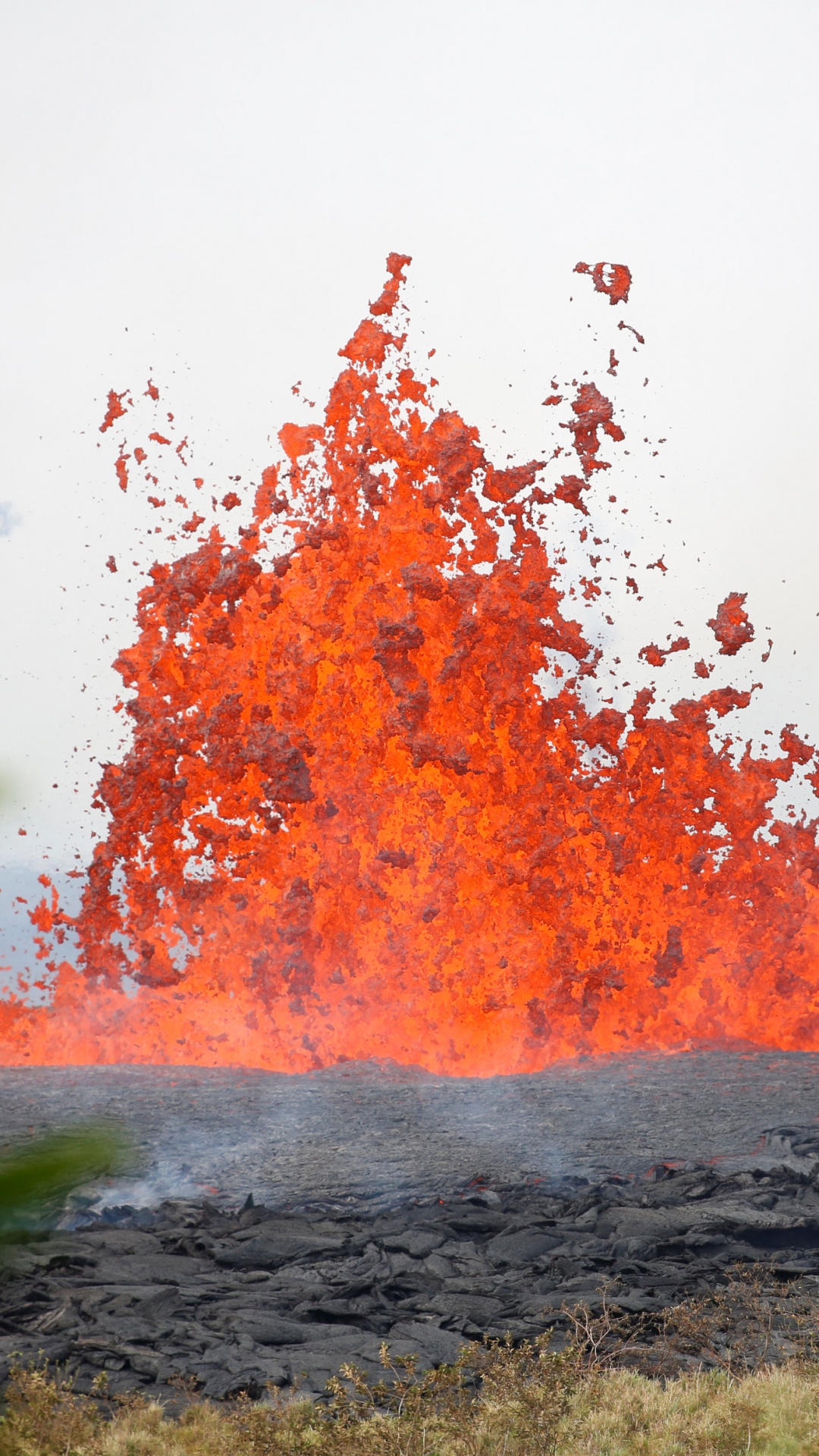 Обои вулкан, лава, лавовый поток, дерево, вентиляционные щели в разрешении 1080x1920