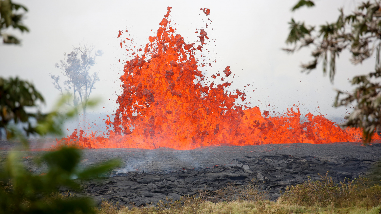 Обои вулкан, лава, лавовый поток, дерево, вентиляционные щели в разрешении 1280x720
