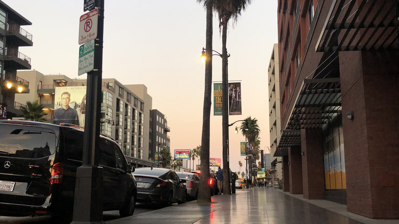 Обои Король, дорога, ночь, жилой район, зима в разрешении 1280x720