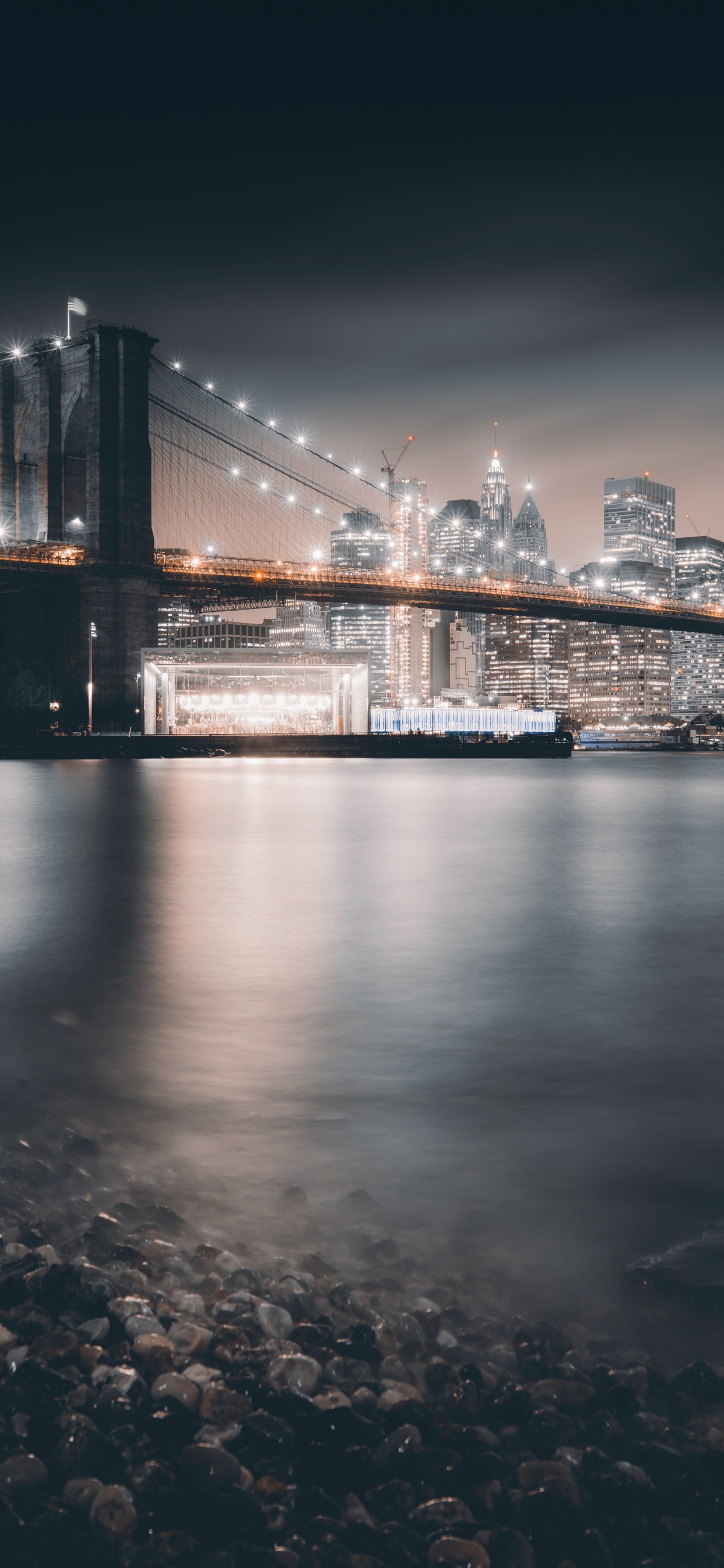 Обои вода, отражение, город, здание, городской район в разрешении 1242x2688