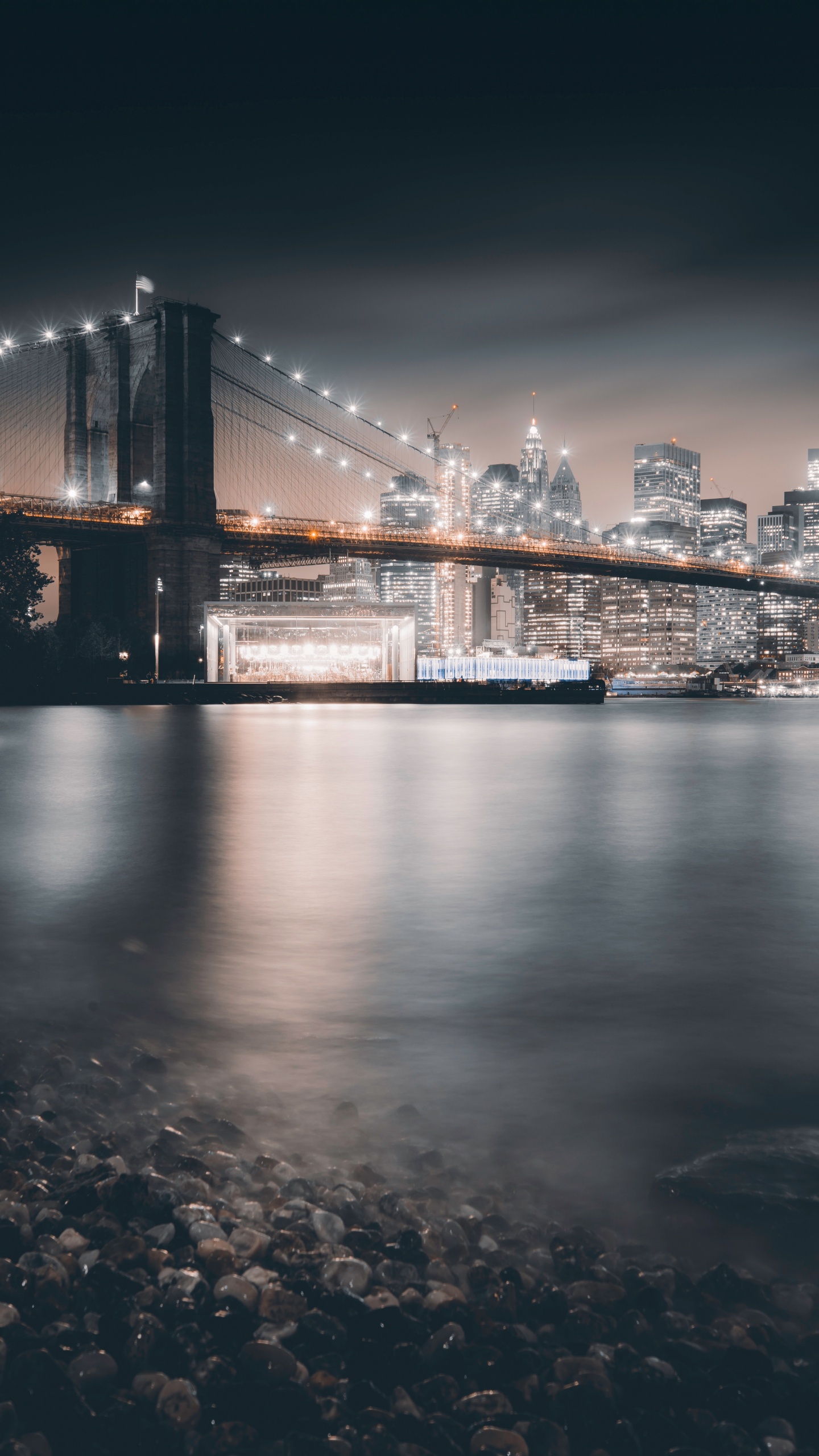 Обои вода, отражение, город, здание, городской район в разрешении 1440x2560