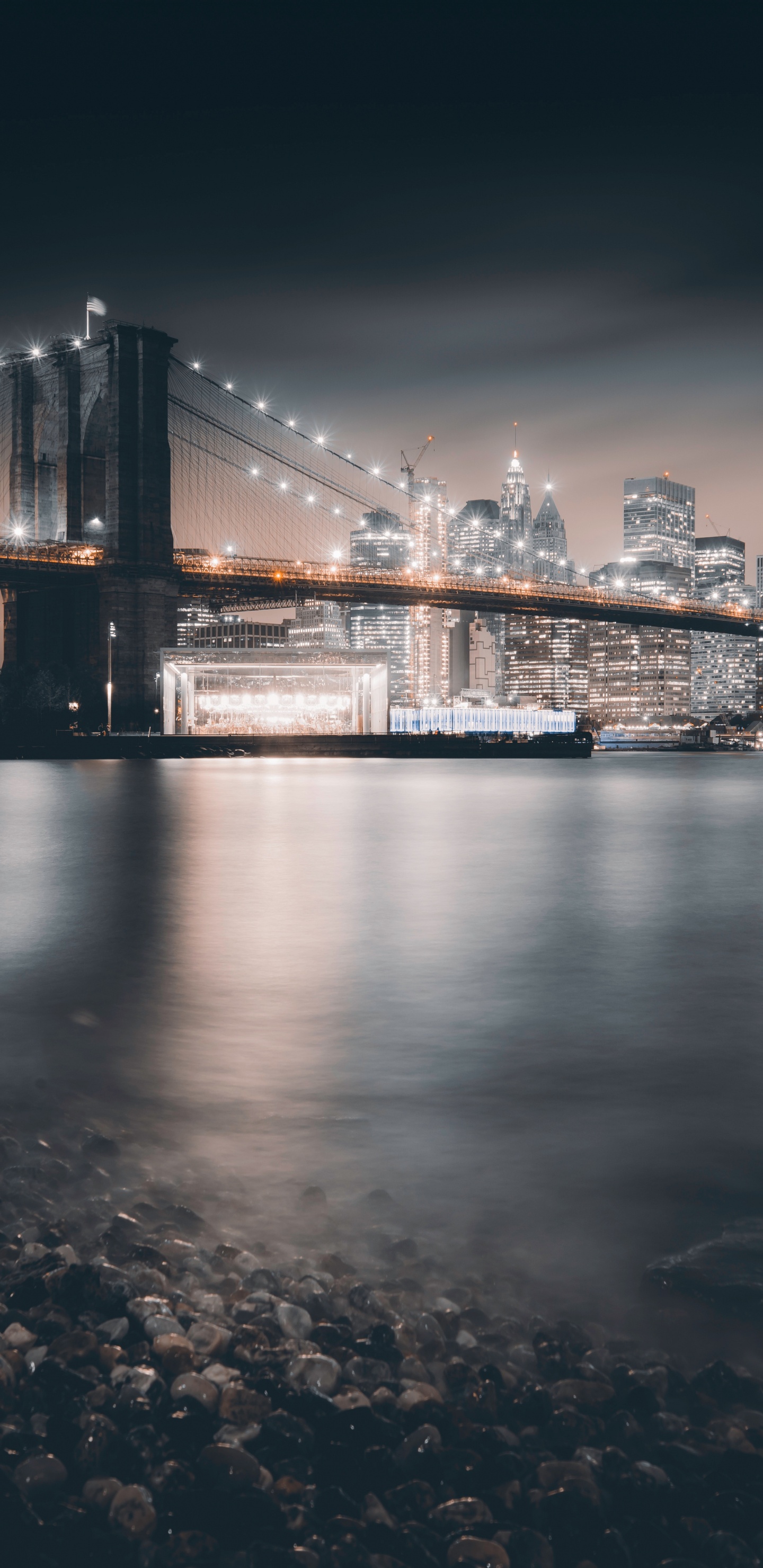 Обои вода, отражение, город, здание, городской район в разрешении 1440x2960