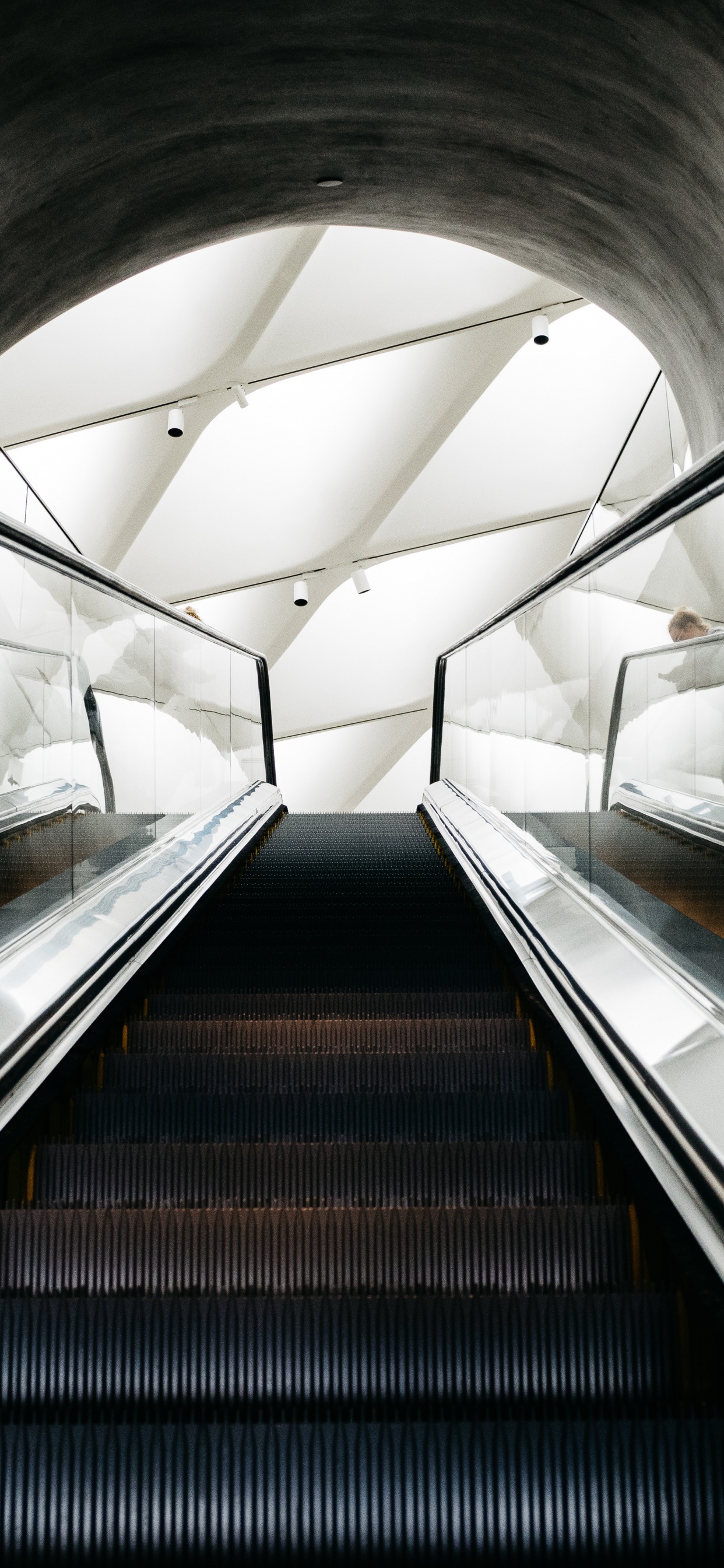 Обои эскалатор, поручень, архитектура, транспорт, линия в разрешении 1242x2688