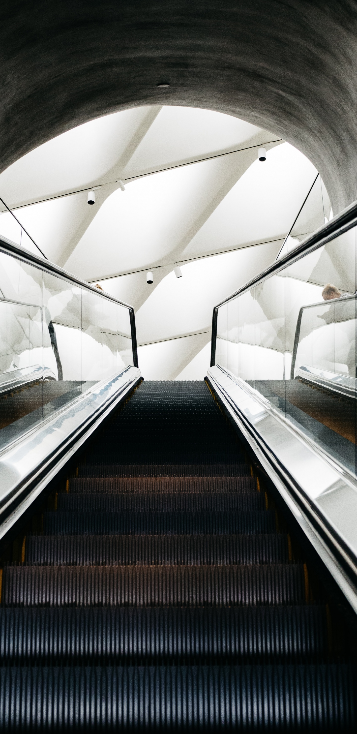 Обои эскалатор, поручень, архитектура, транспорт, линия в разрешении 1440x2960