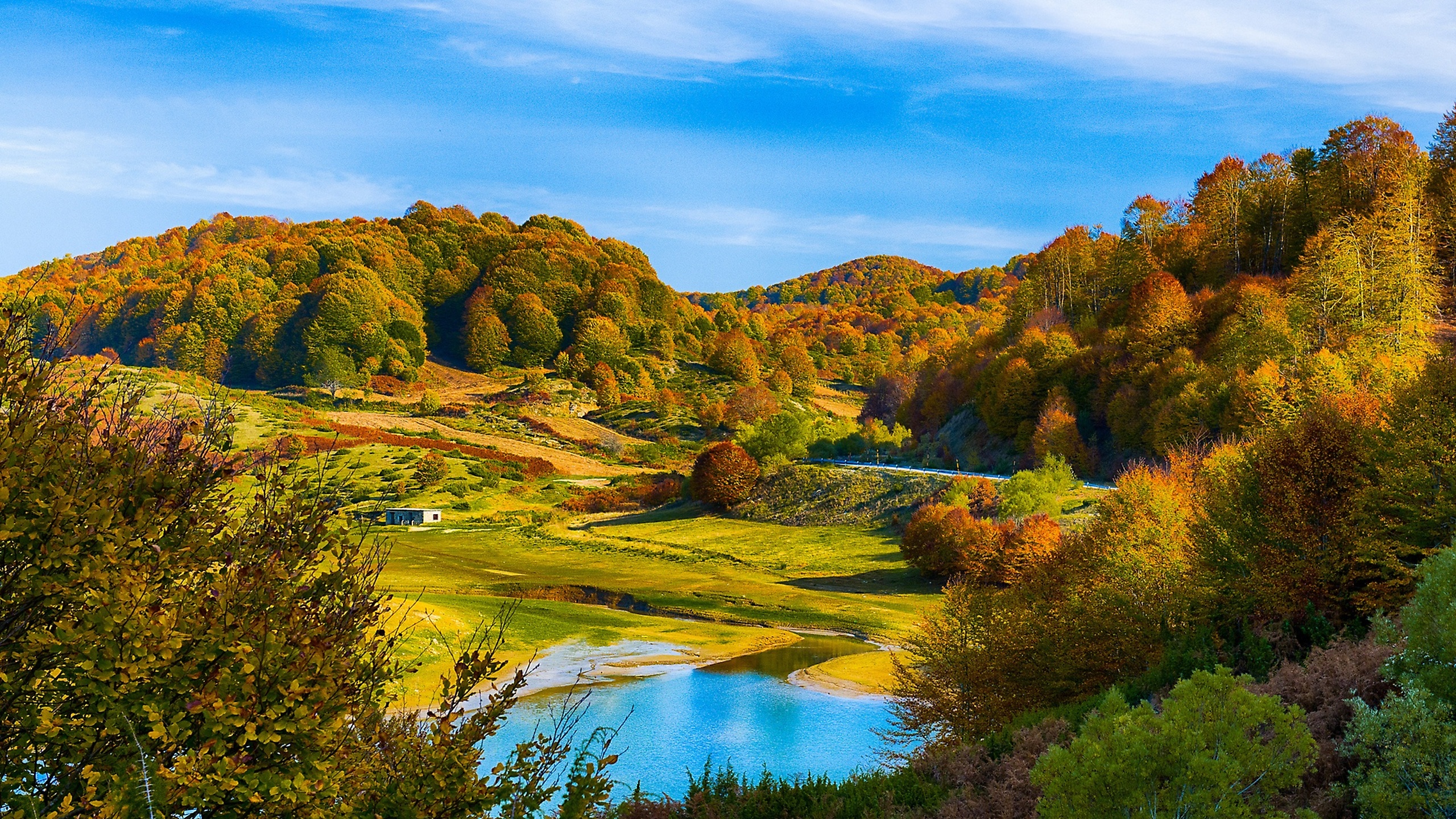 Картинки природы города. Пушгоры осень. Холмистая местность лес река. Пейзажи Венгрии озеро холмы. Осенний пейзаж.