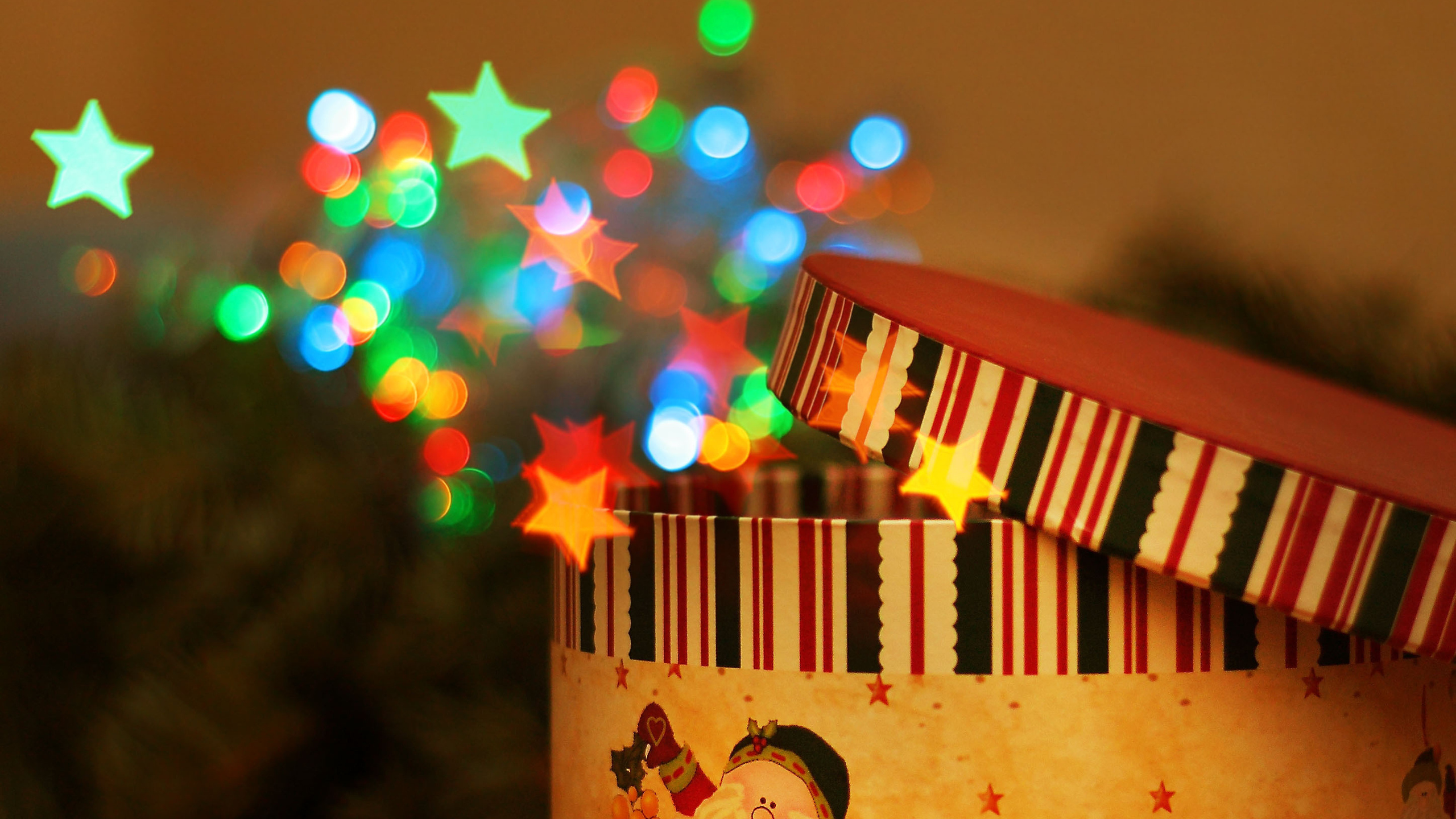 Обои свет, освещение, сюрприз, Рождественские украшения, Рождественский подарок в разрешении 2560x1440