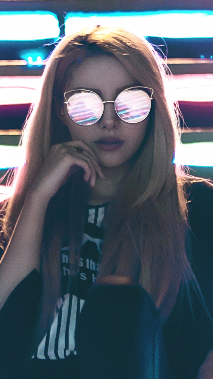 Обои очки, лицо, волосы, синий, свет в разрешении 720x1280