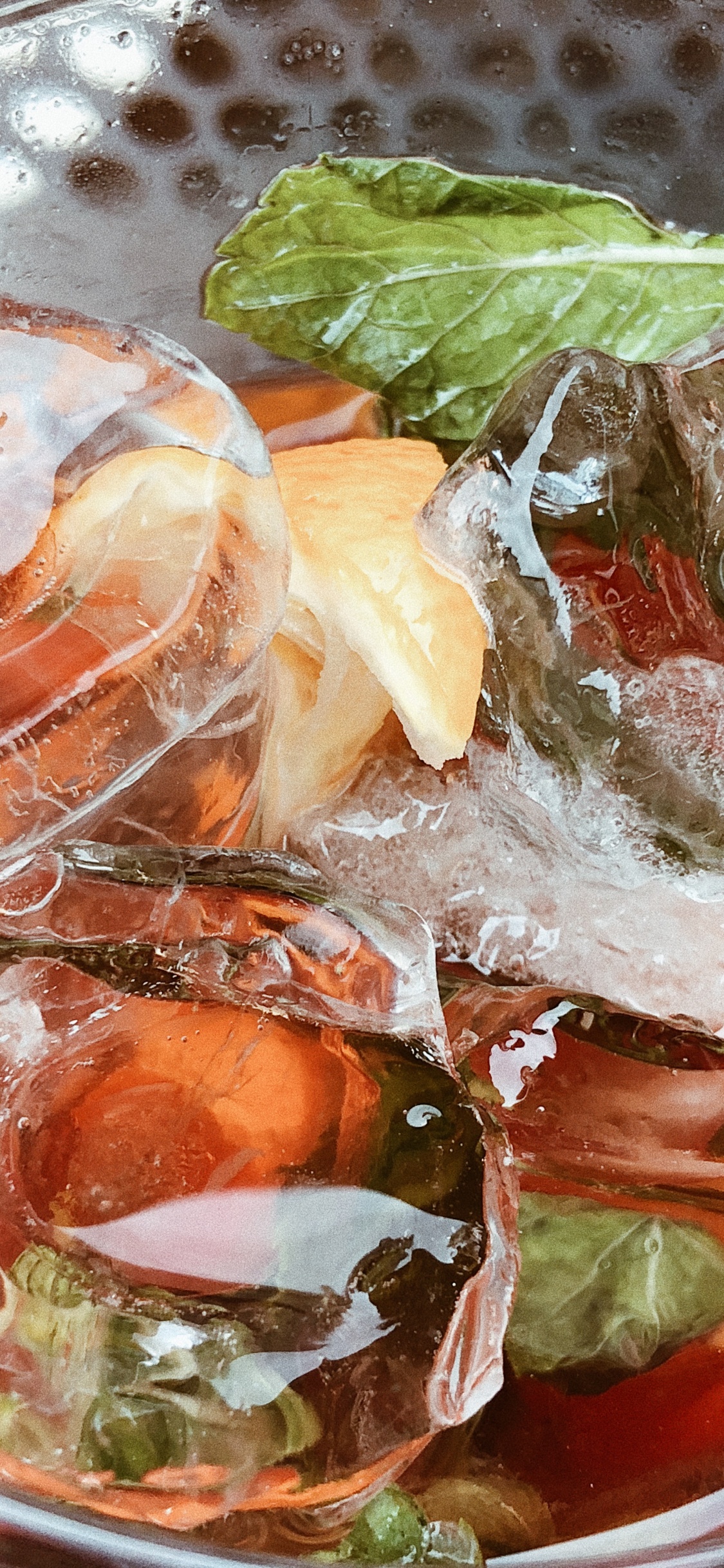 Обои блюда, жидкость, пища, кубик льда, ингредиент в разрешении 1125x2436