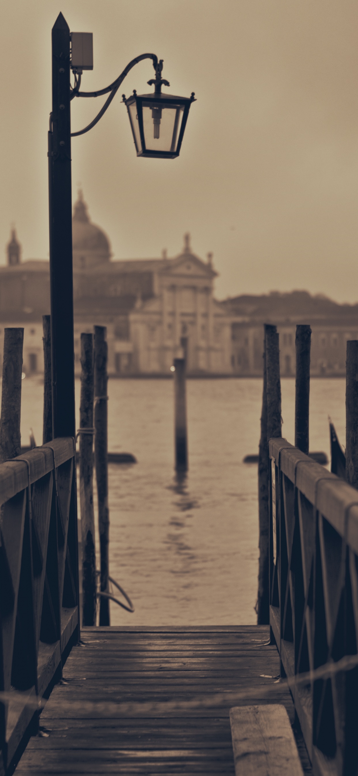 Обои освещение, вода, Церковь Сан Джорджо Маджоре, дощатый настил, древесина в разрешении 1242x2688