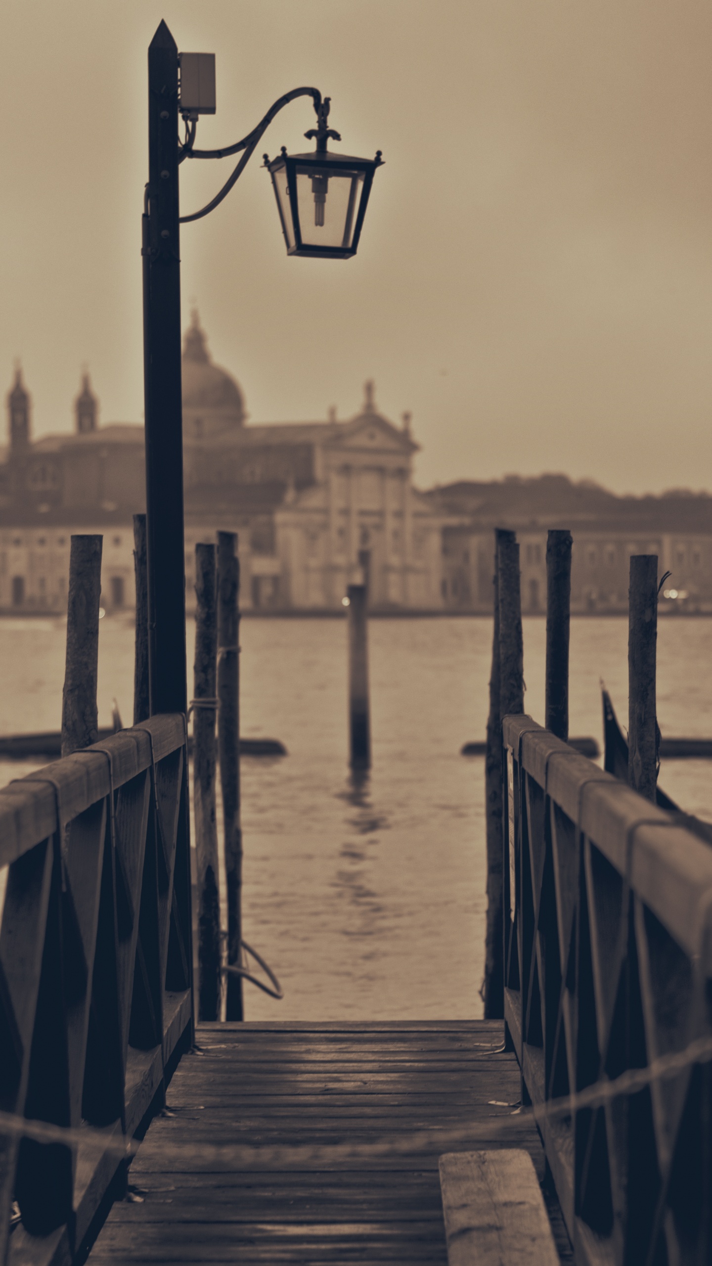 Обои освещение, вода, Церковь Сан Джорджо Маджоре, дощатый настил, древесина в разрешении 1440x2560