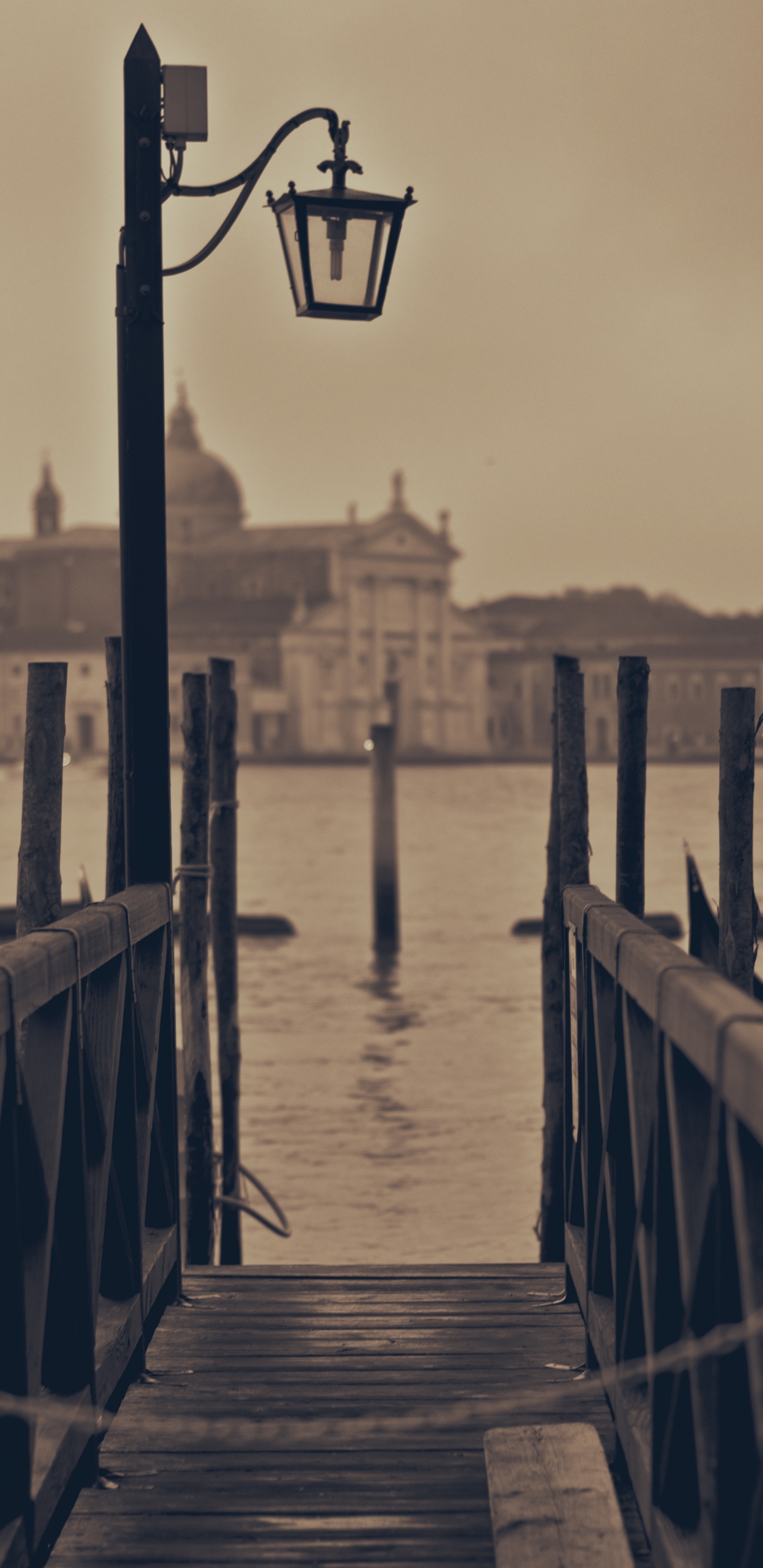 Обои освещение, вода, Церковь Сан Джорджо Маджоре, дощатый настил, древесина в разрешении 1440x2960