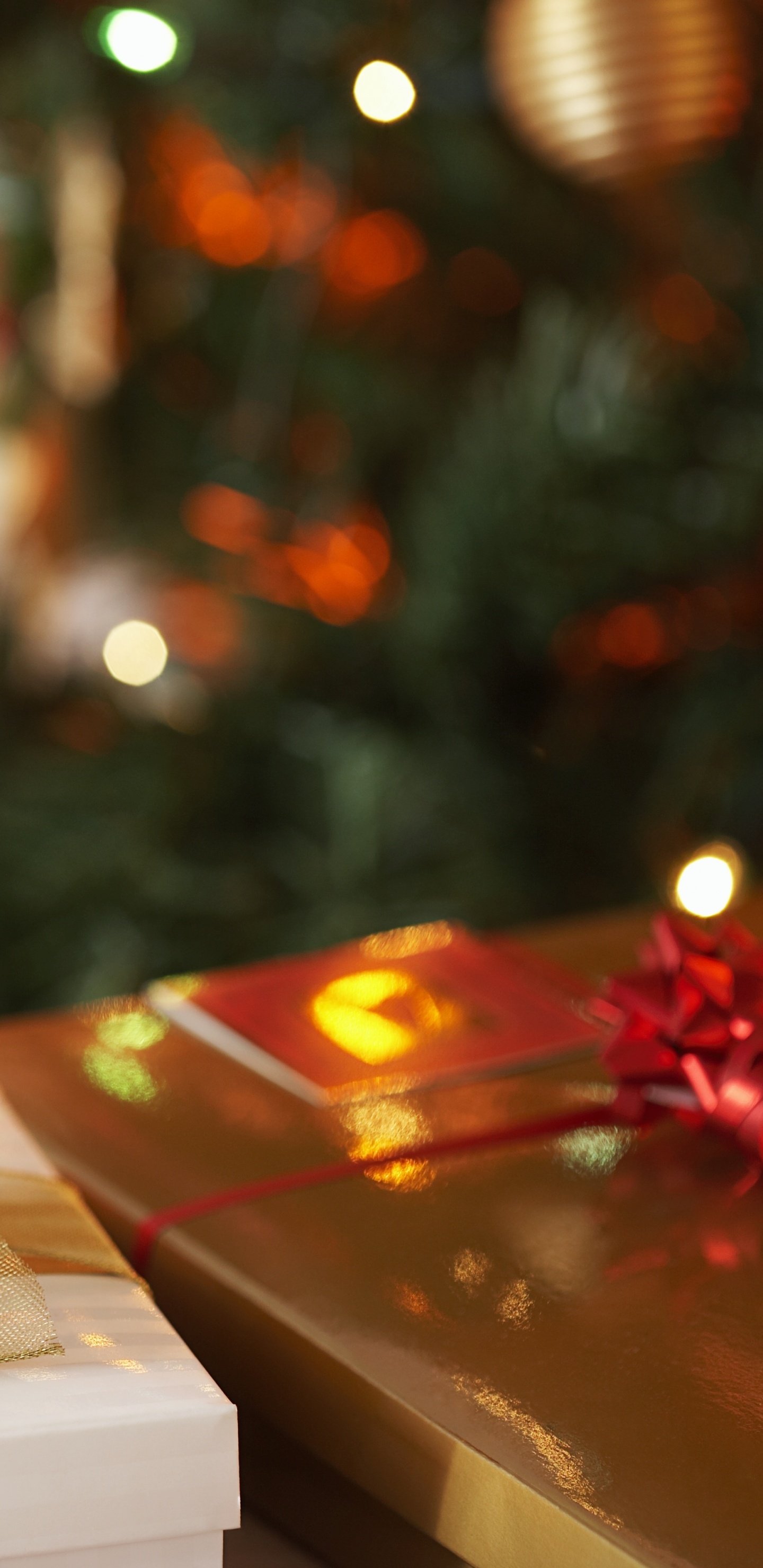 Обои Рождественский день, подарок, рождественский орнамент, Рождество, Рождественские украшения в разрешении 1440x2960