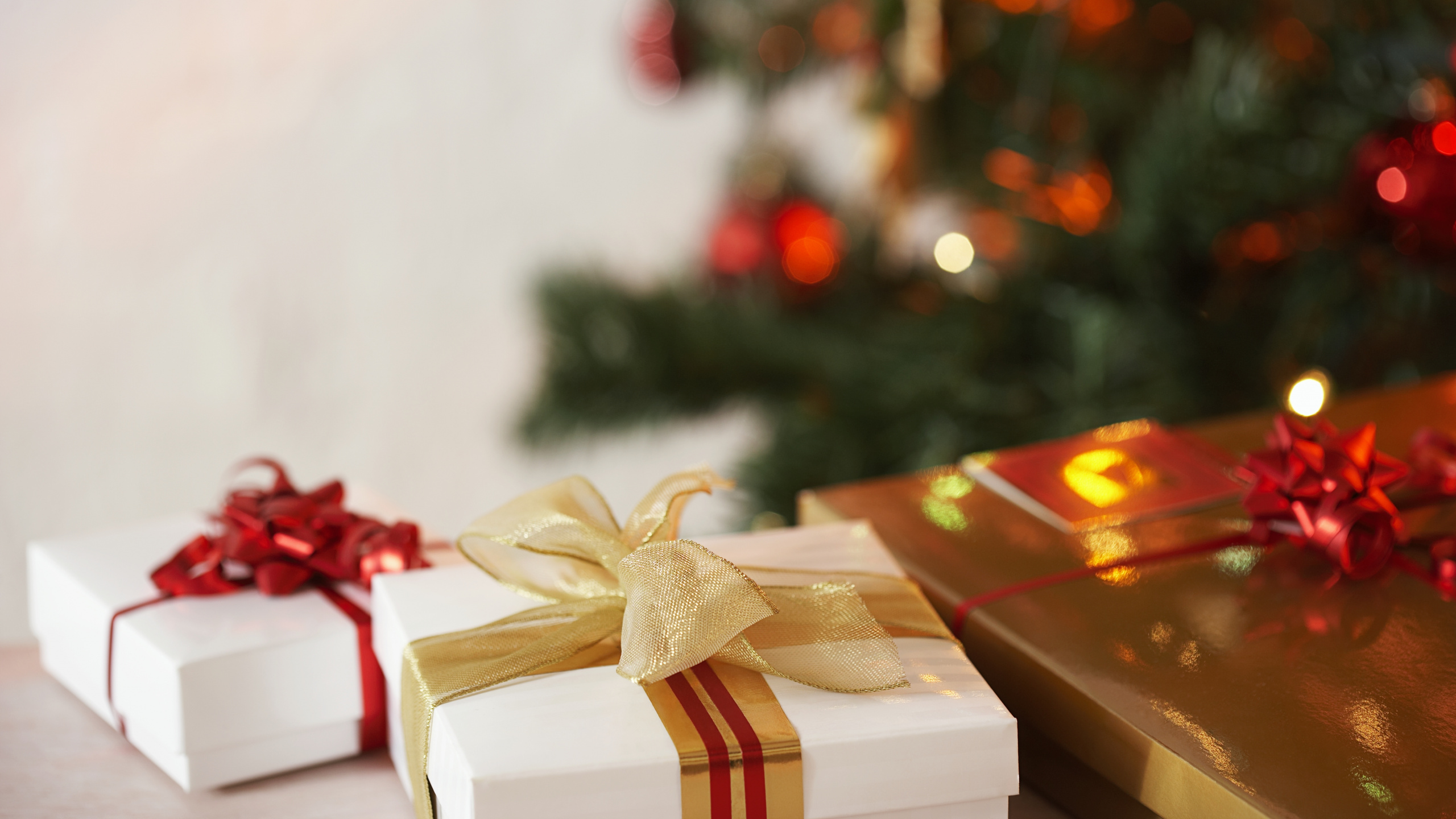 Обои Рождественский день, подарок, рождественский орнамент, Рождество, Рождественские украшения в разрешении 2560x1440