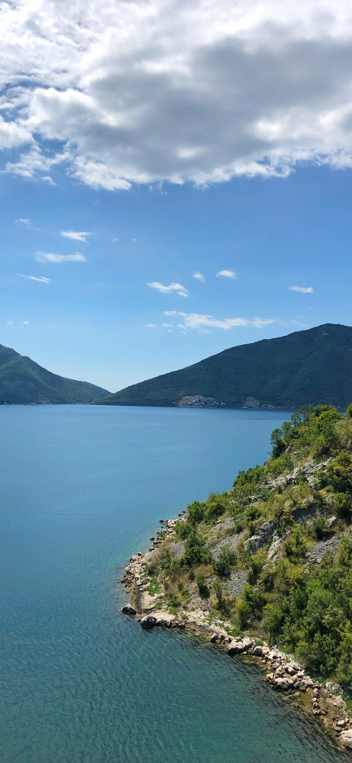 Обои водоем, природа, синий, горный рельеф, гидроресурсы в разрешении 1125x2436