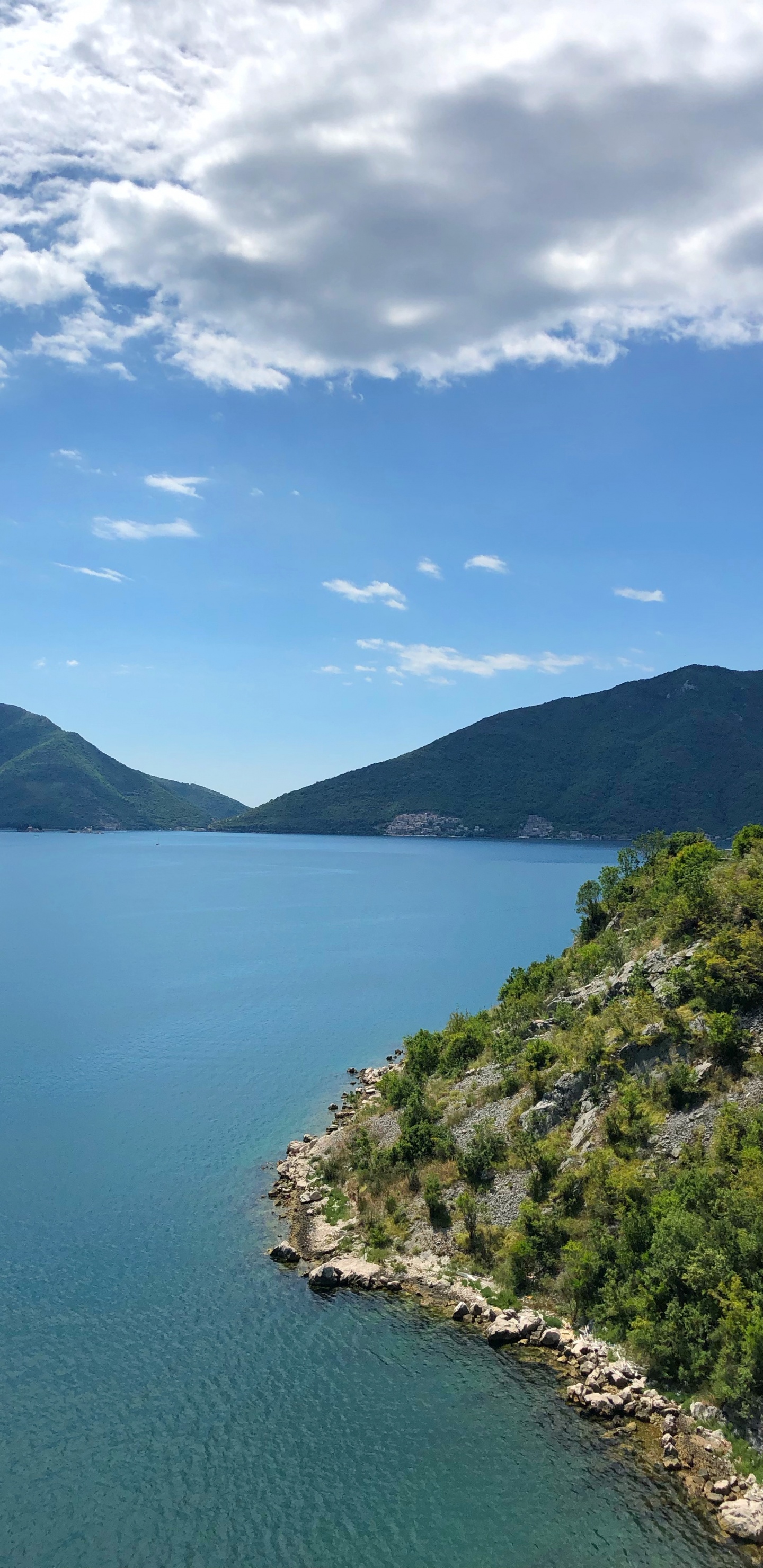 Обои водоем, природа, синий, горный рельеф, гидроресурсы в разрешении 1440x2960