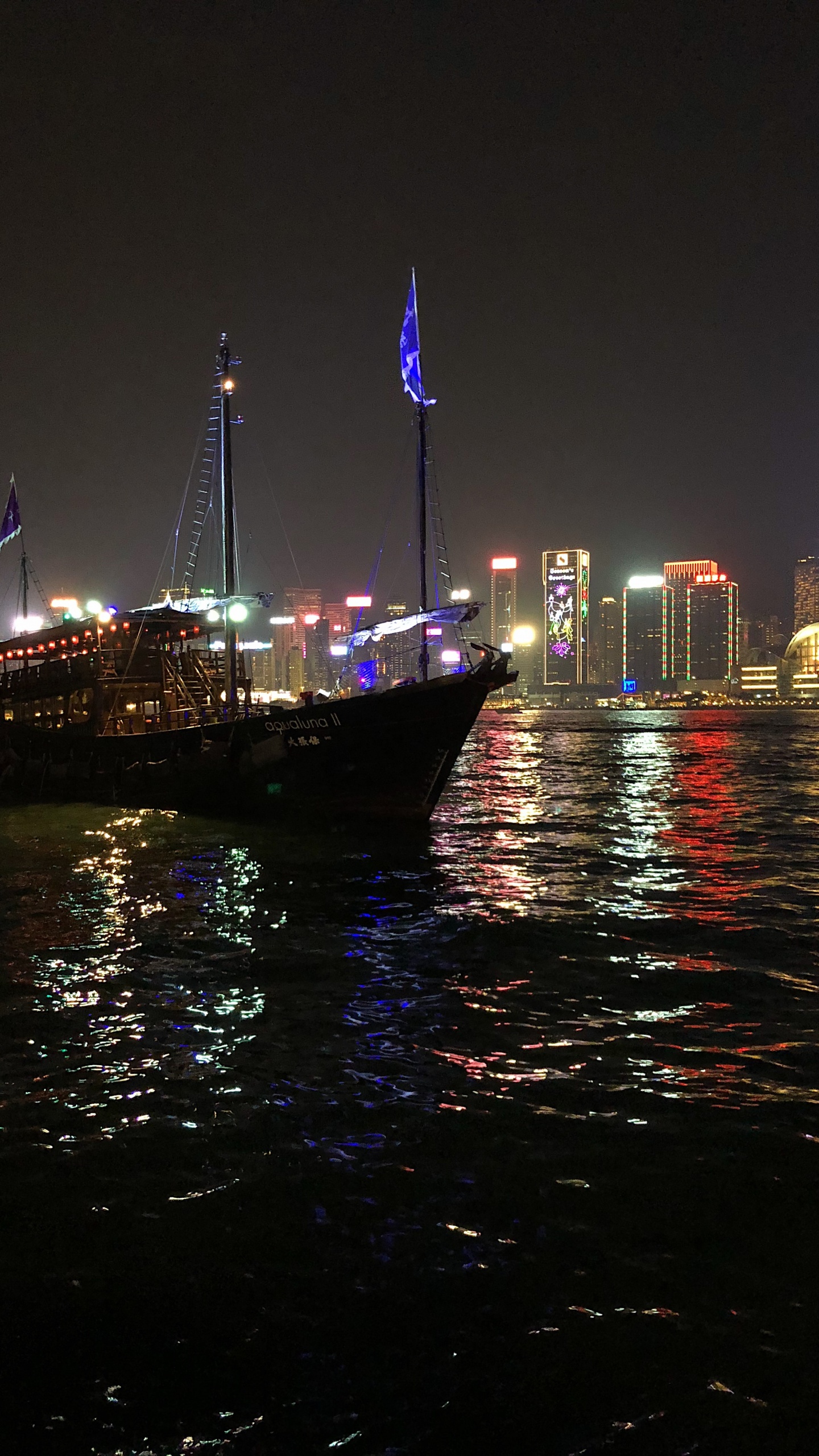 Обои Гонконг, вода, ночь, город, метрополия в разрешении 1440x2560