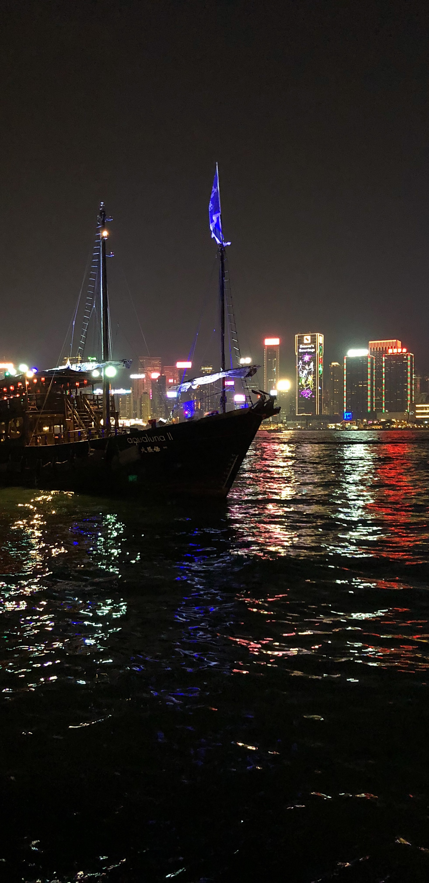 Обои Гонконг, вода, ночь, город, метрополия в разрешении 1440x2960