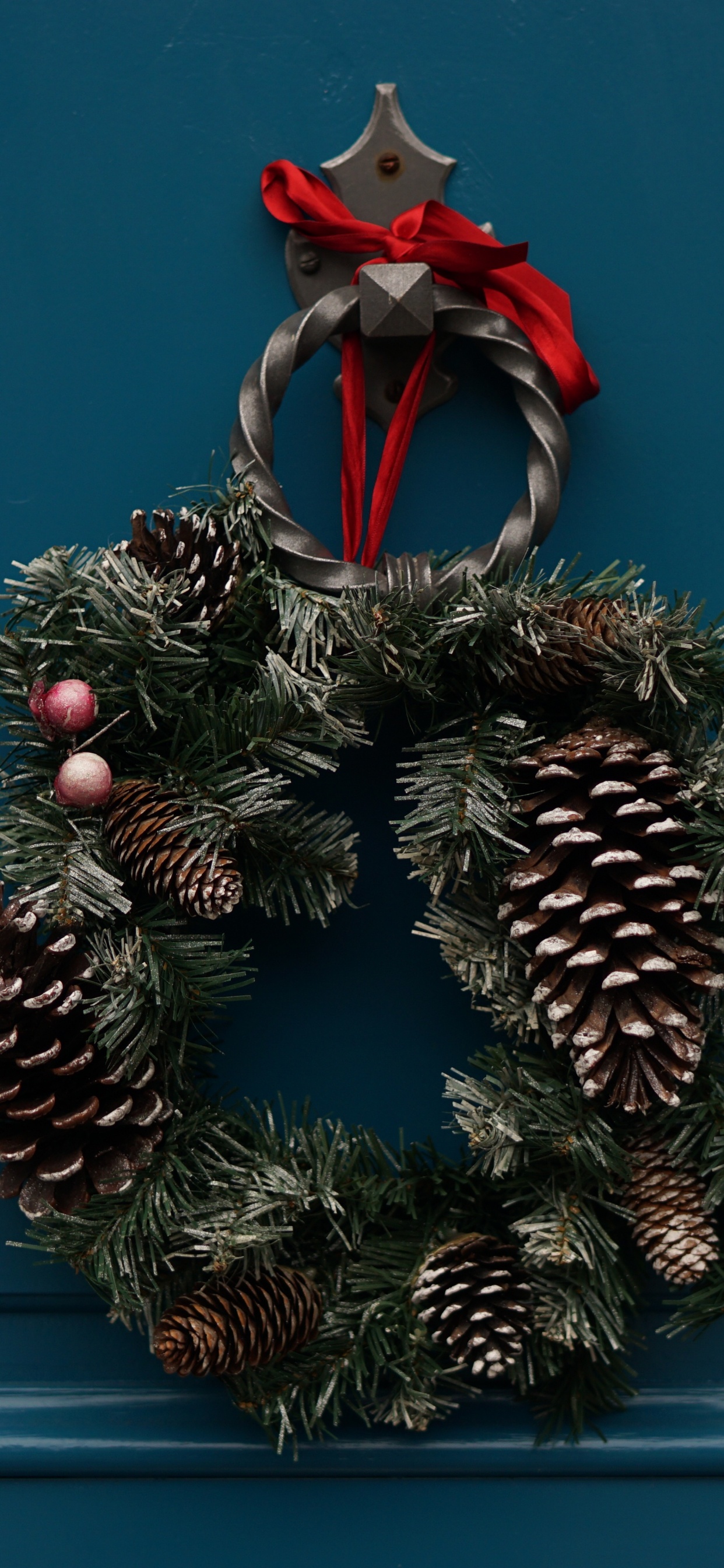Обои Рождественский день, Рождество и курортный сезон, Рождественские украшения, праздник, венок в разрешении 1242x2688