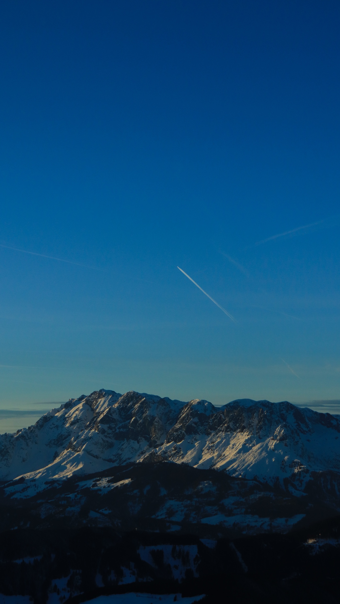 Обои горный рельеф, гора, синий, горный хребет, облако в разрешении 1440x2560