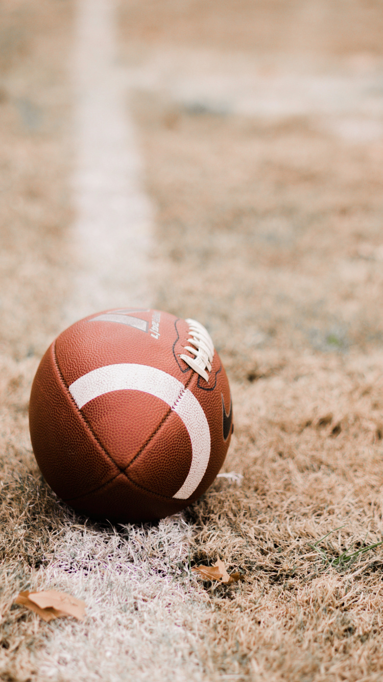 Обои американский футбол, мяч, футбол, командный вид спорта, футбольный мяч в разрешении 750x1334