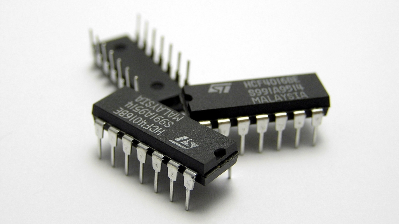 Обои интегральная схема, электронная схема, микроконтроллер, электронный компонент, печатная плата в разрешении 1366x768