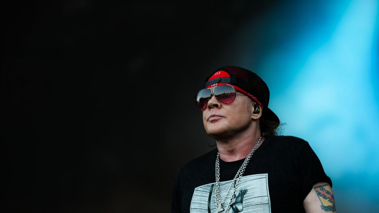 Обои музыкальный исполнитель, Guns N Roses, очки, музыка, Представление в разрешении 1280x720