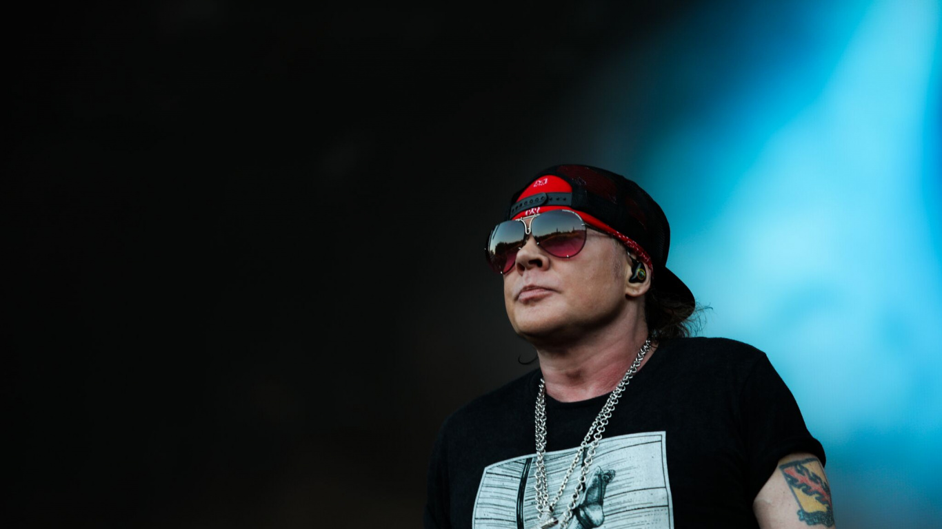 Обои музыкальный исполнитель, Guns N Roses, очки, музыка, Представление в разрешении 1366x768