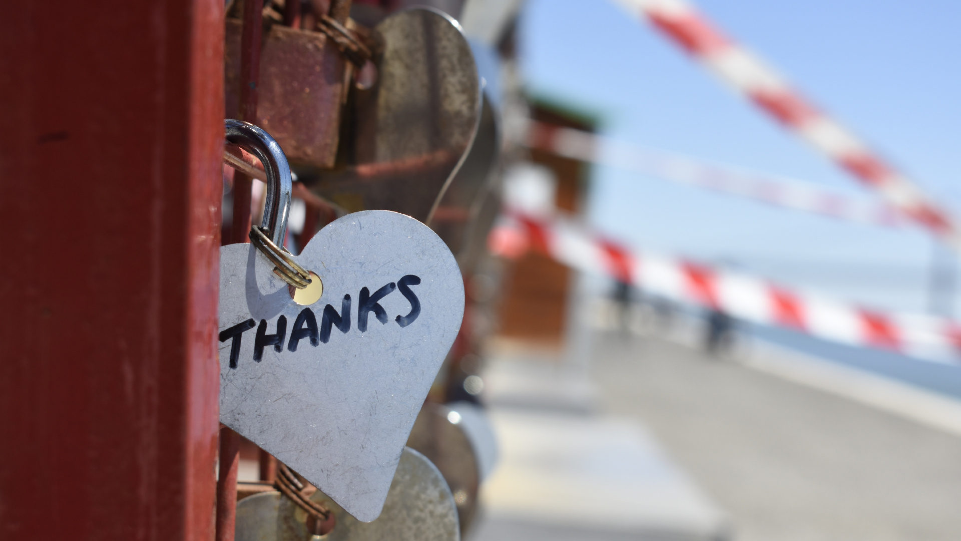 Обои замок навесной, сердце, любовь, вывеска, знак в разрешении 1920x1080