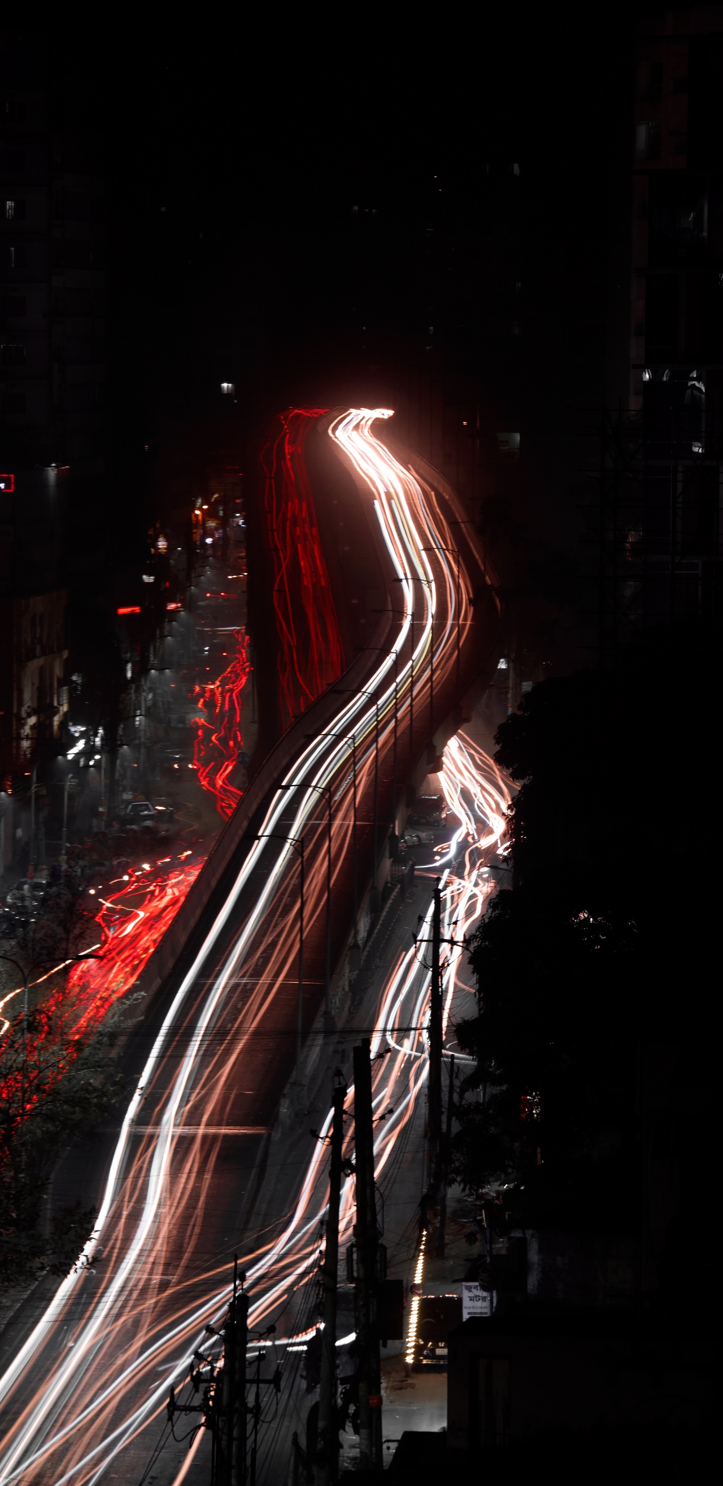 Обои темнота, ночь, свет, красный цвет, автомобильное освещение в разрешении 1440x2960