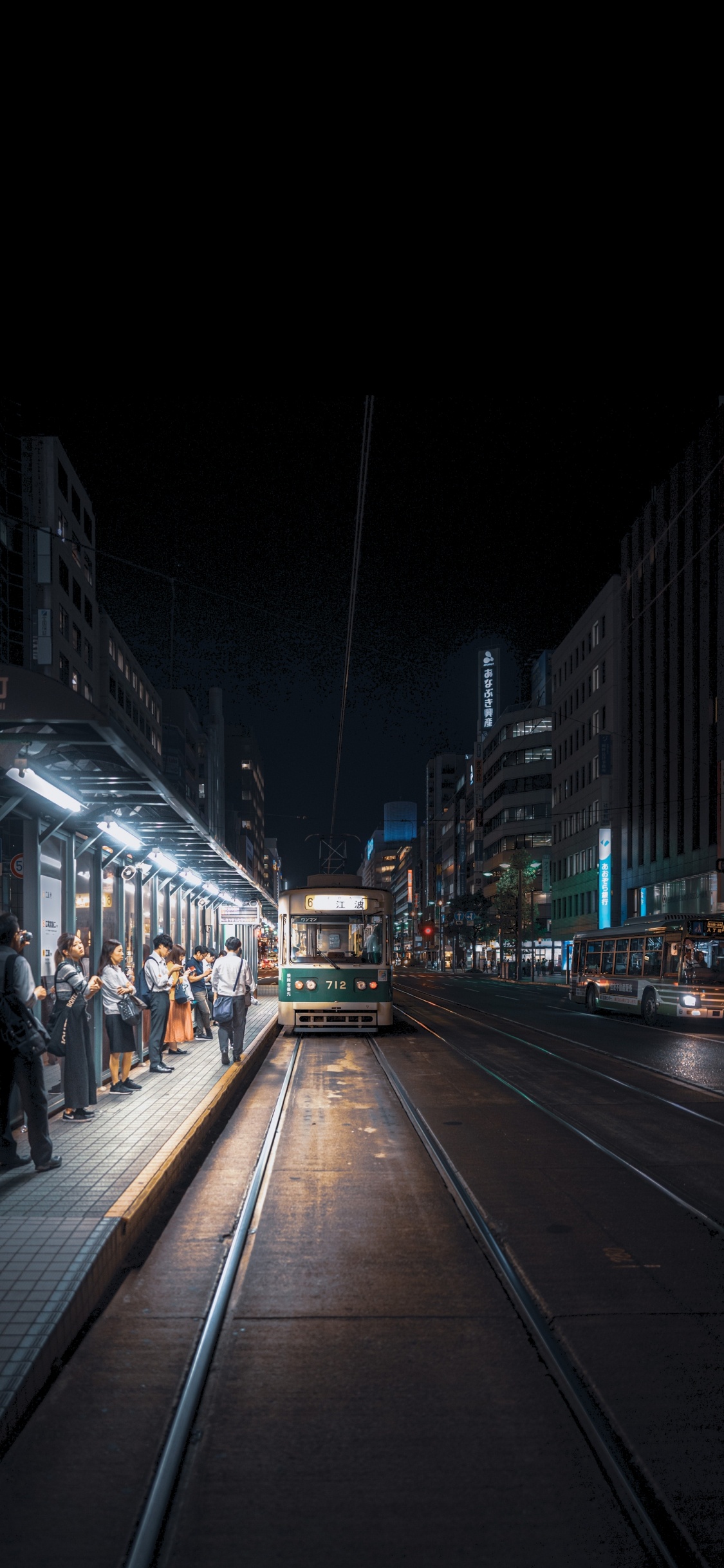 Обои здание, дорожное покрытие, электричество, автомобильное освещение, проезд в разрешении 1125x2436