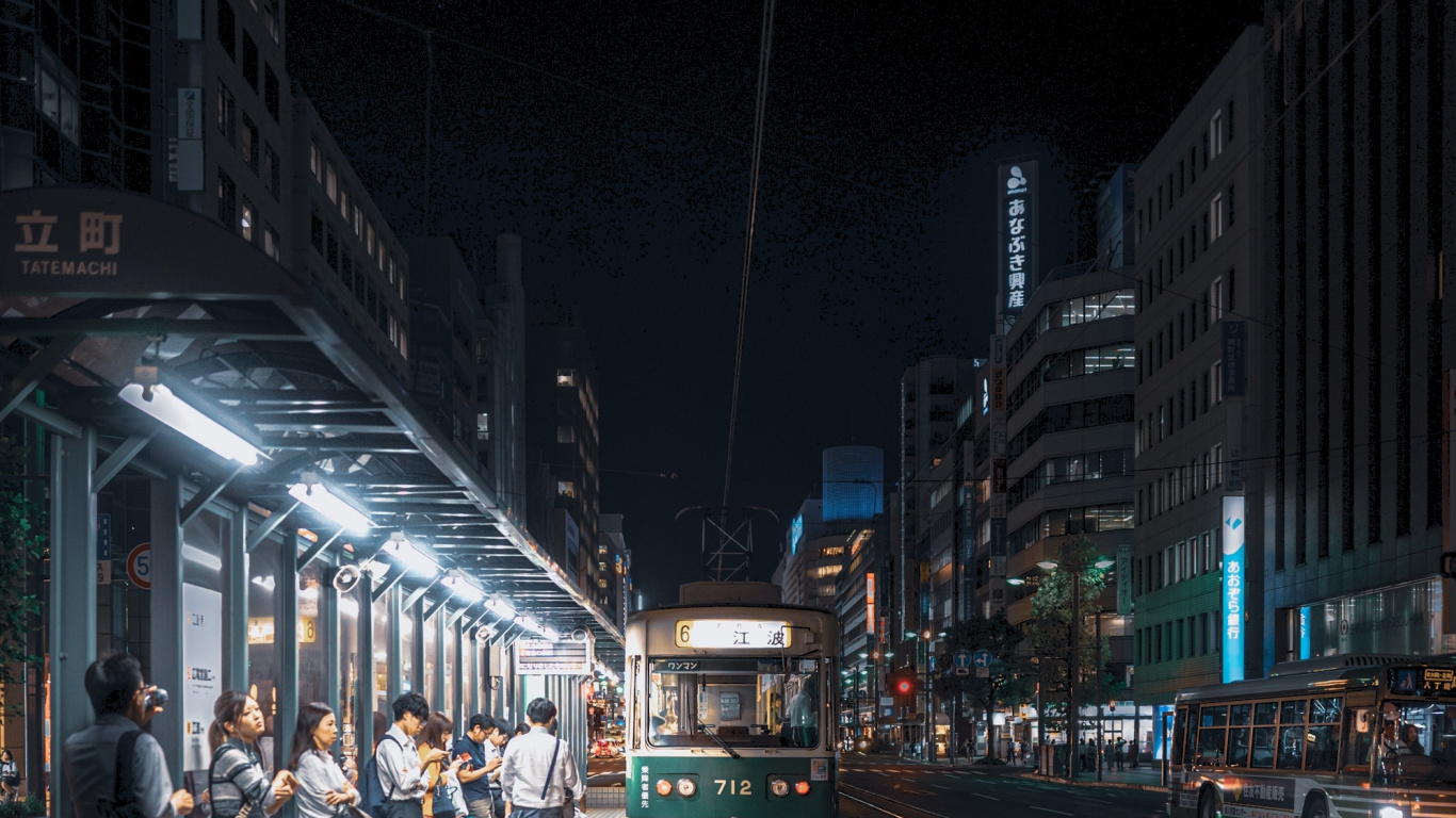 Обои здание, дорожное покрытие, электричество, автомобильное освещение, проезд в разрешении 1366x768