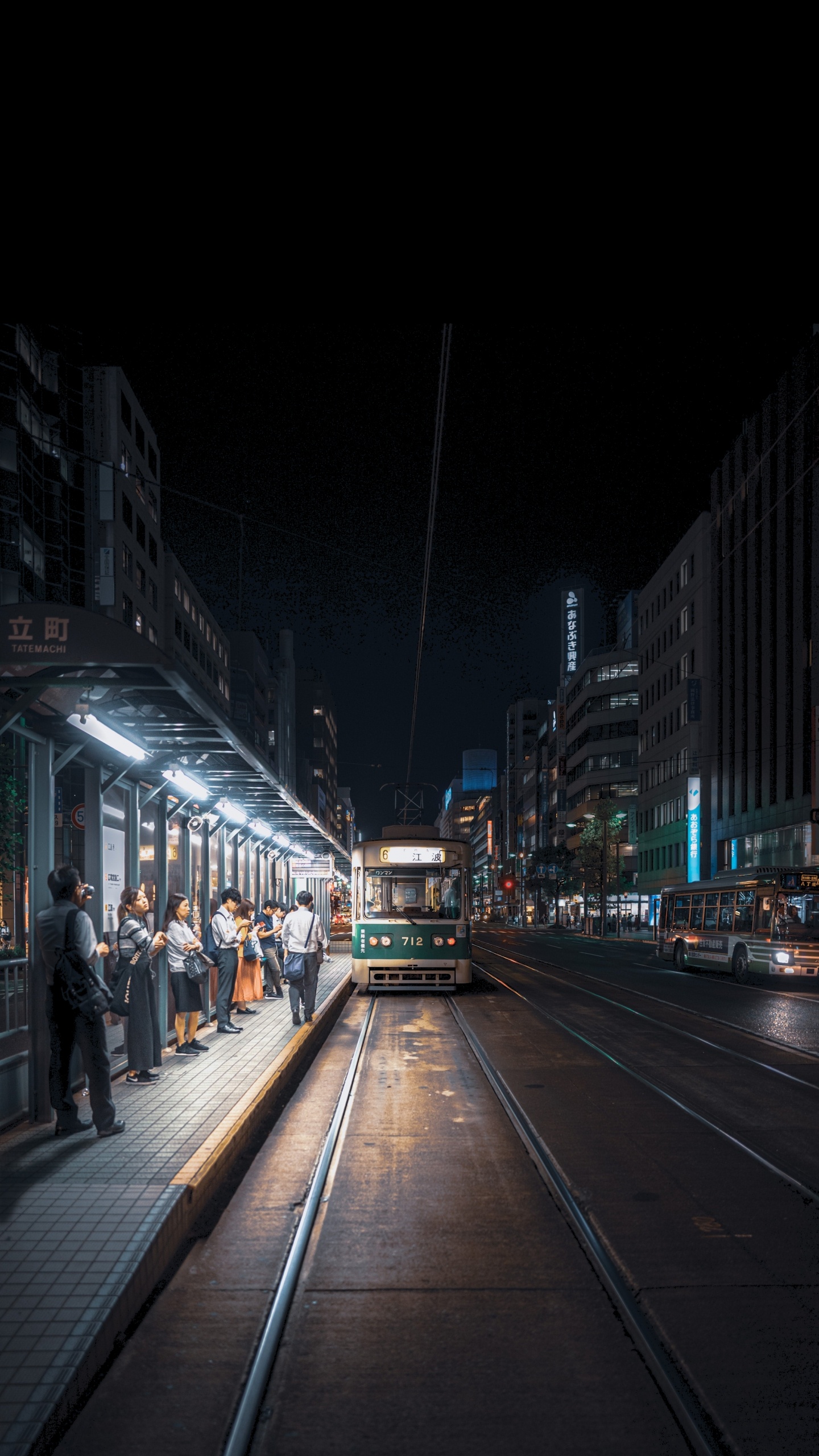 Обои здание, дорожное покрытие, электричество, автомобильное освещение, проезд в разрешении 1440x2560