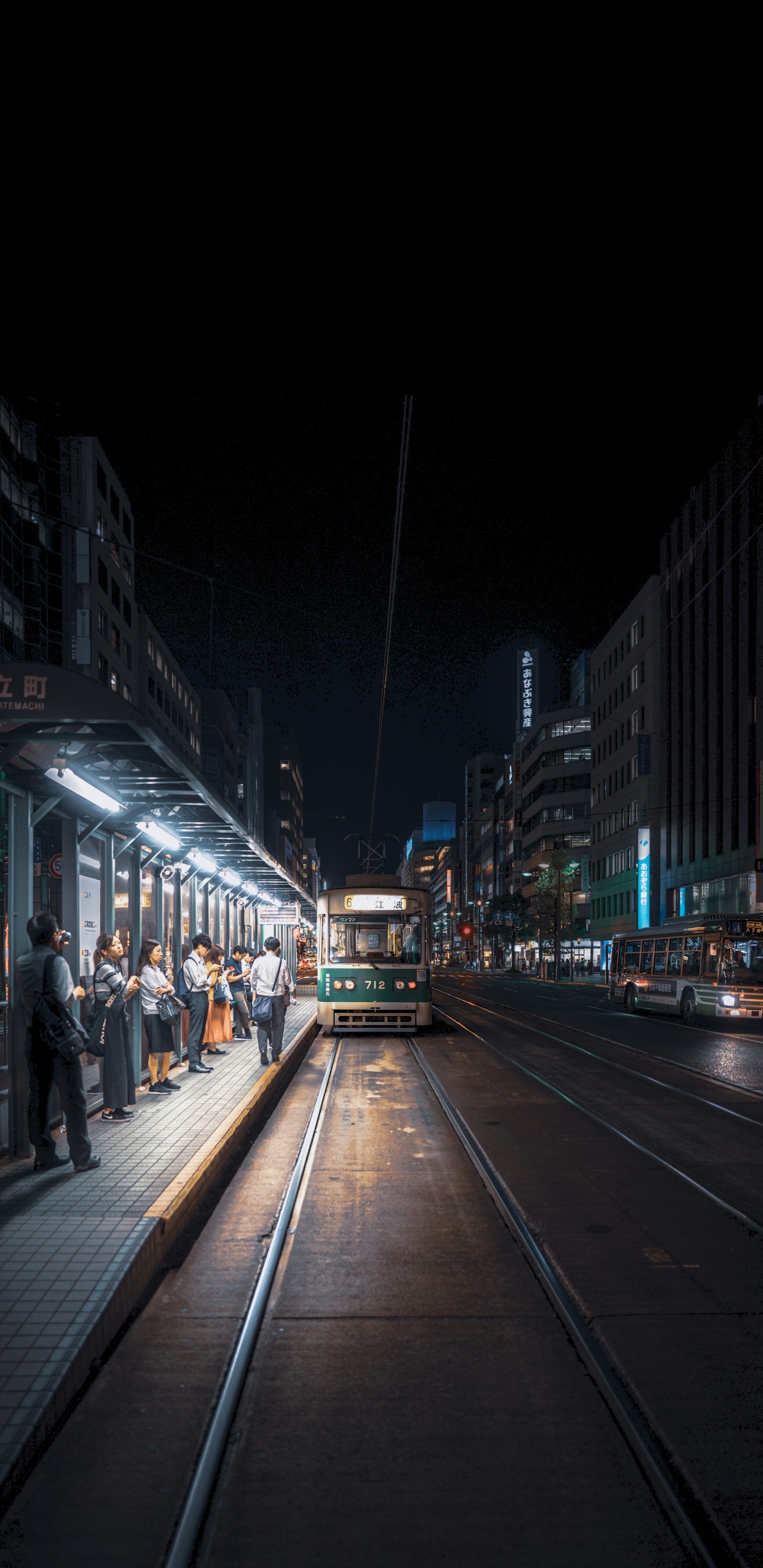 Обои здание, дорожное покрытие, электричество, автомобильное освещение, проезд в разрешении 1440x2960