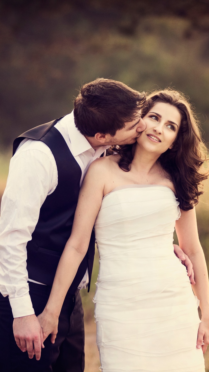 Обои роман, поцелуй, пара, подвенечное платье, свадьба в разрешении 720x1280