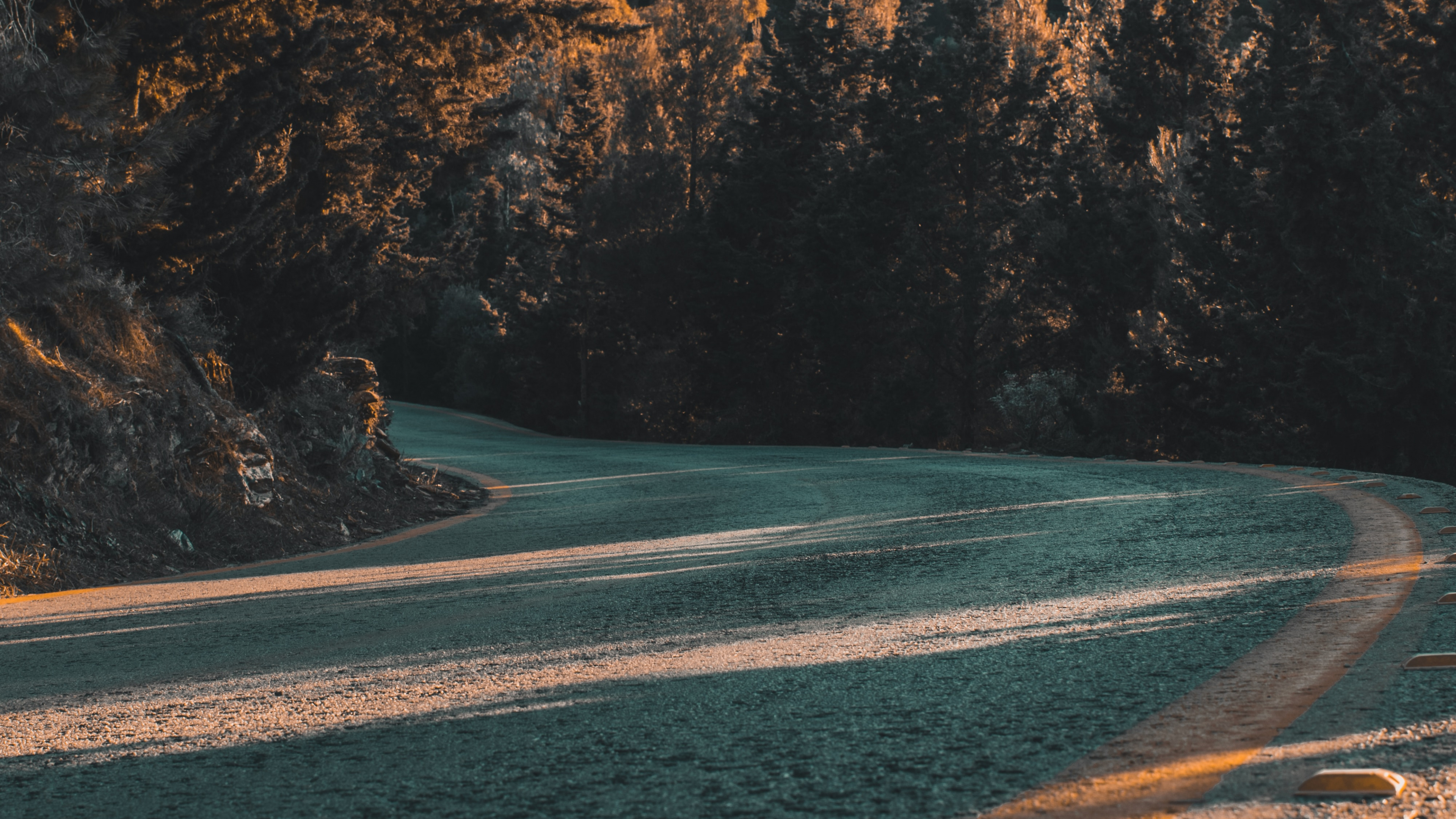 Обои берег, асфальт, дикая местность, море, рок в разрешении 3840x2160