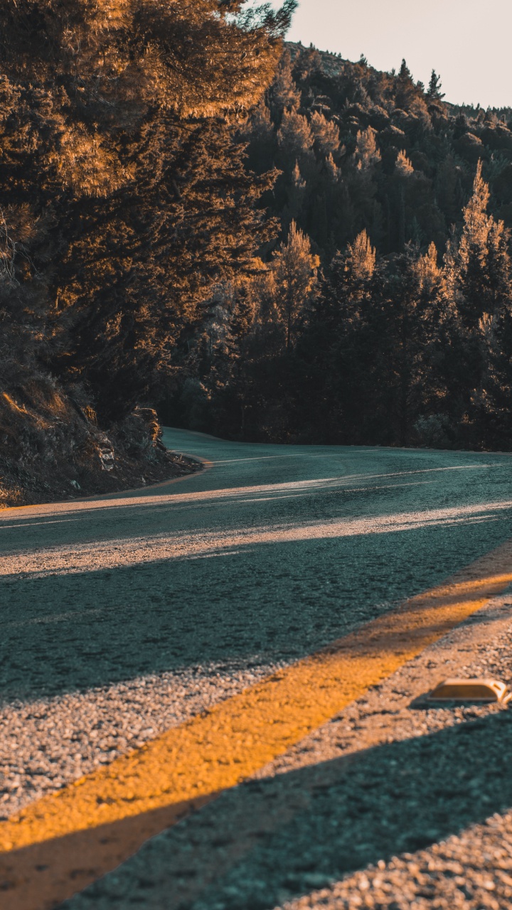 Обои берег, асфальт, дикая местность, море, рок в разрешении 720x1280