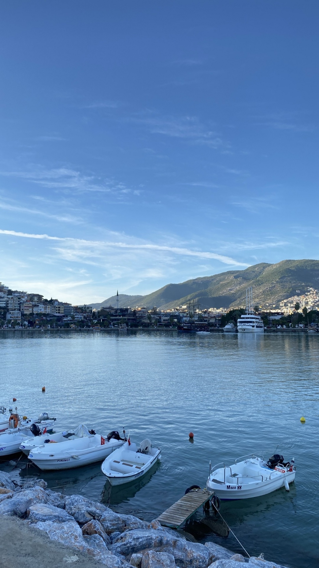 Обои вода, облако, лодка, гидроресурсы, судно в разрешении 1080x1920