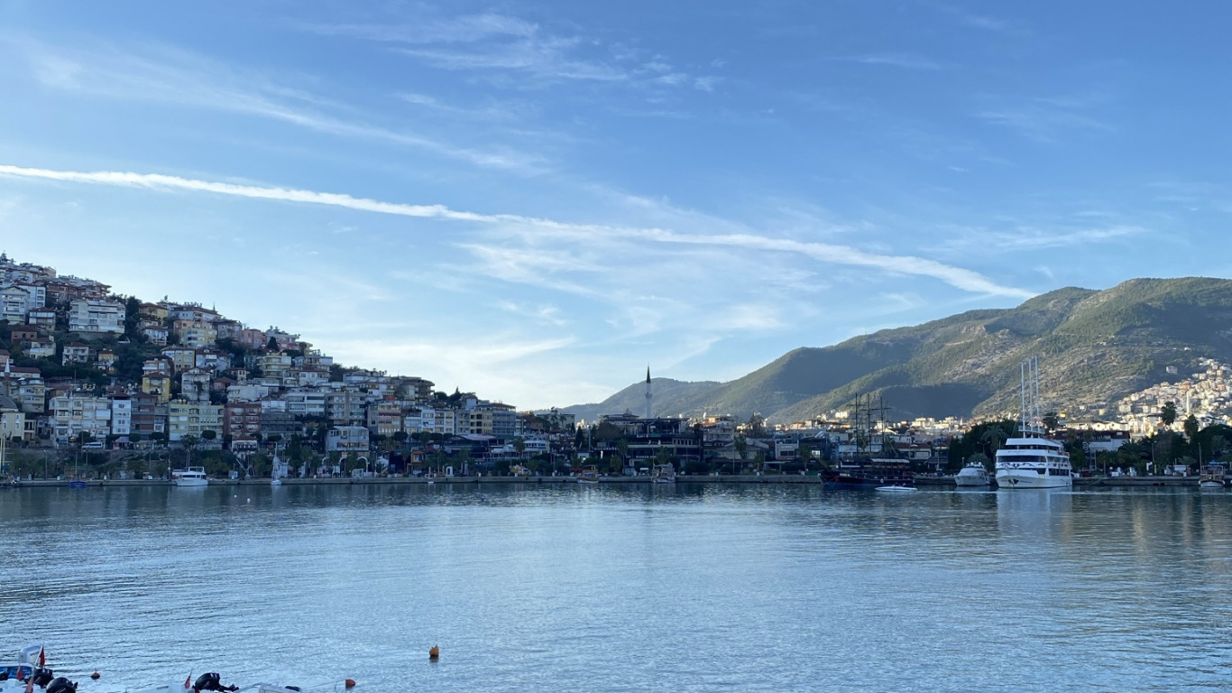 Обои вода, облако, лодка, гидроресурсы, судно в разрешении 1366x768