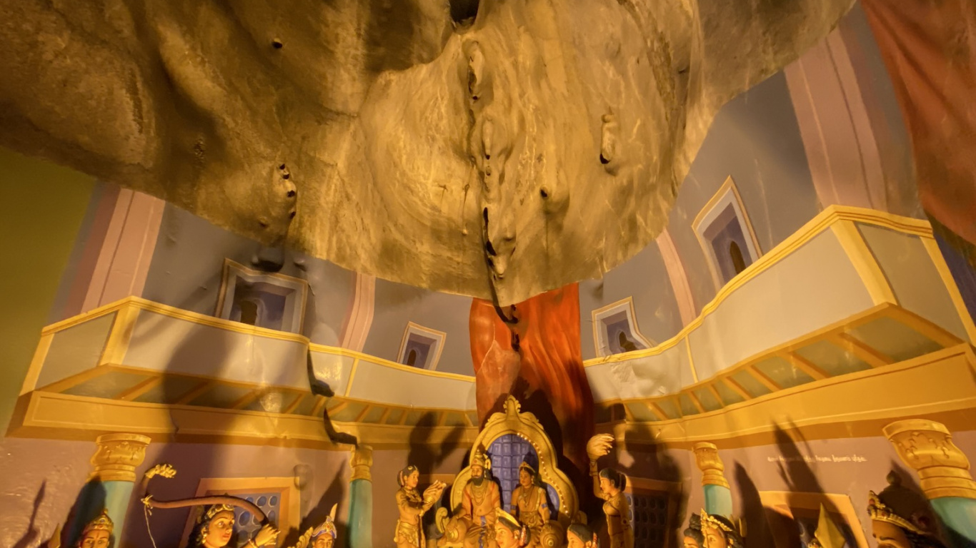 Обои Малайзия, достопримечательность, туризм, пещера, мифология в разрешении 1366x768