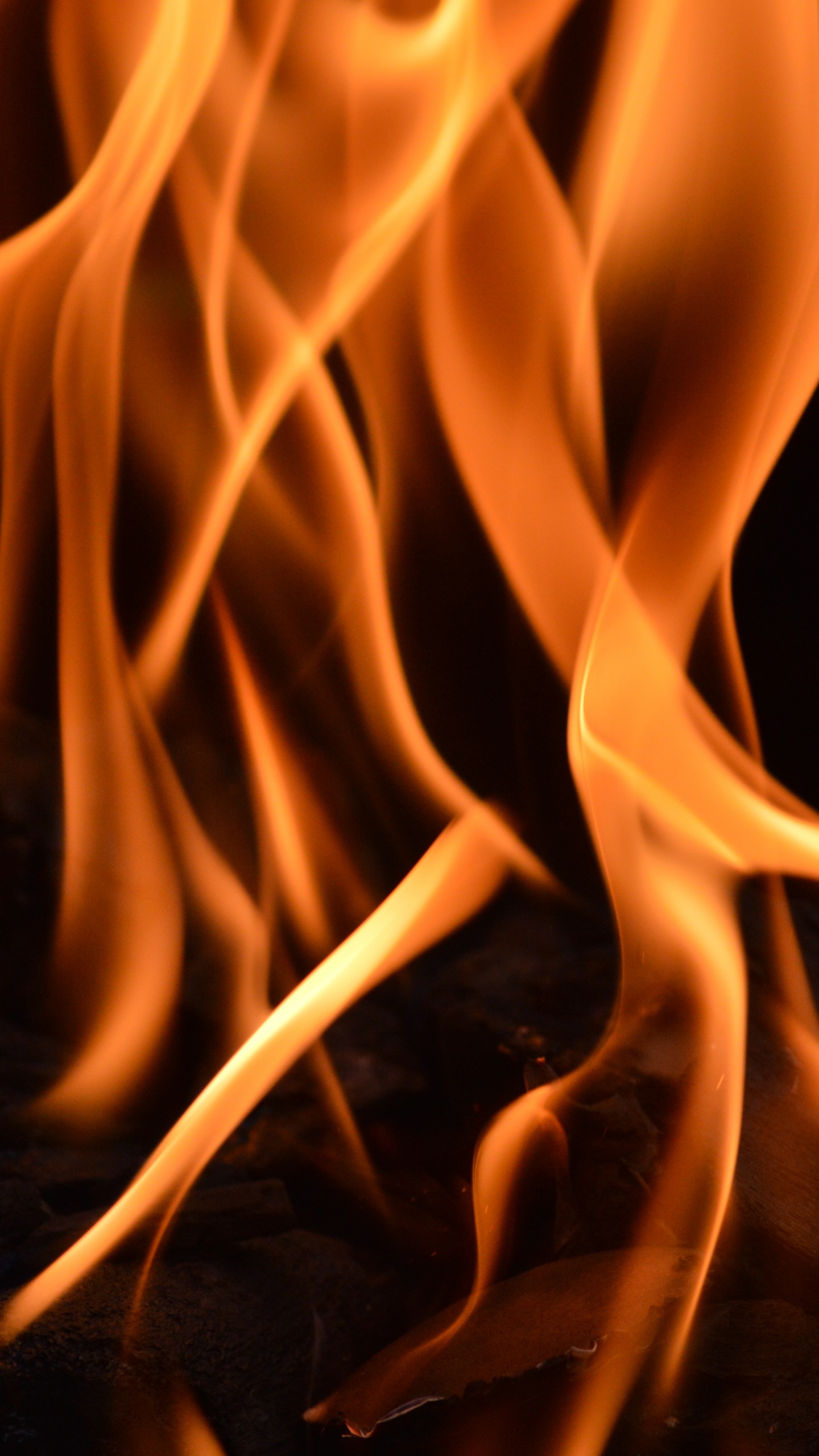 Обои огонь, пламя, Апельсин, свет, темнота в разрешении 1440x2560