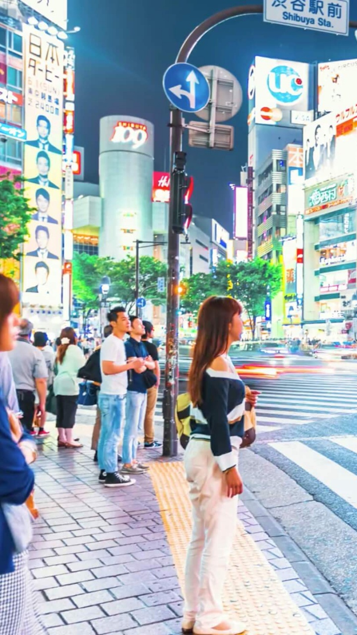 Обои пешеход, улица, городской район, пешеходный переход, город в разрешении 720x1280