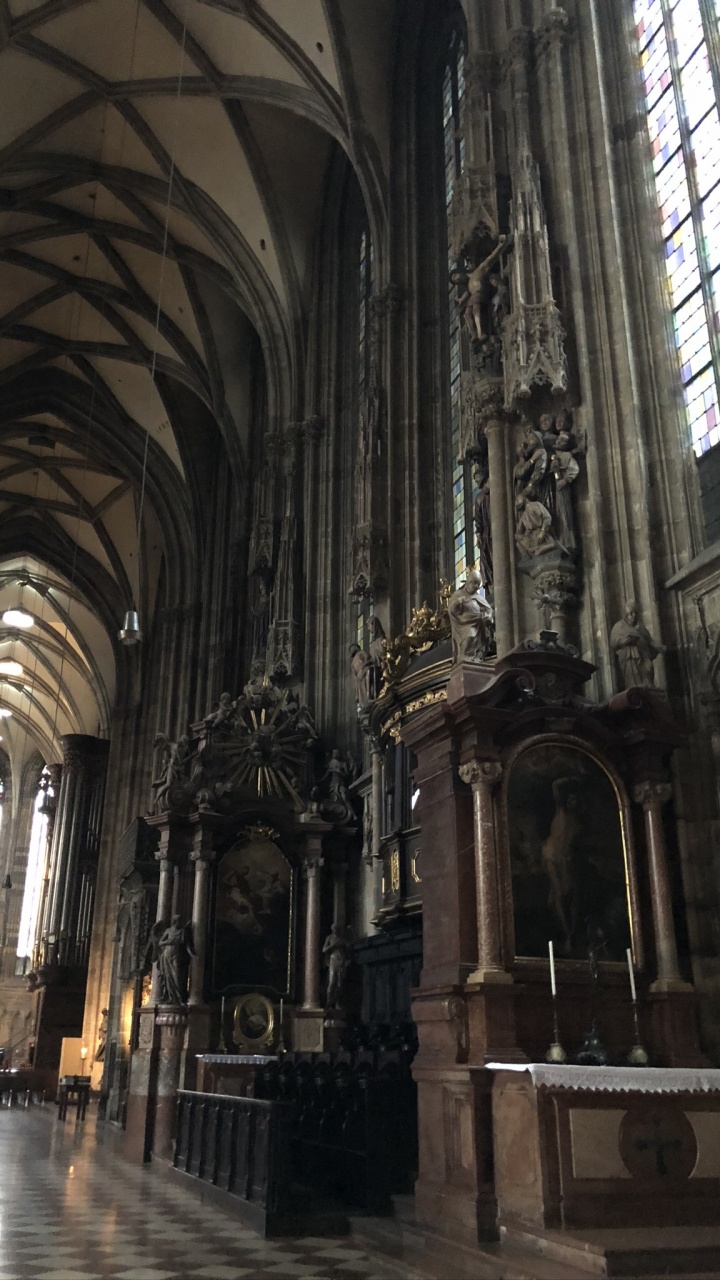 Обои средневековая архитектура, базилика, религиозный институт, собор, архитектура в разрешении 720x1280