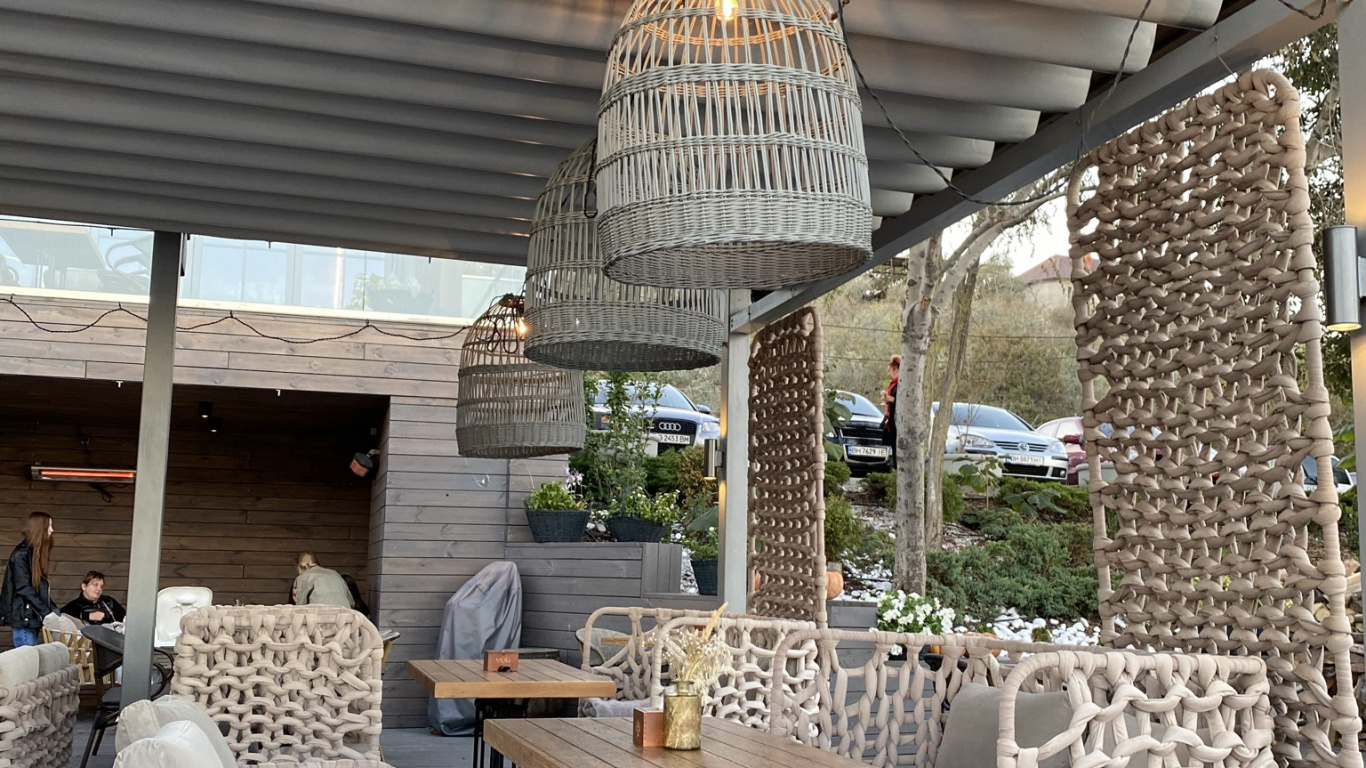 Обои таблица, патио, плетеные, мебель, потолок в разрешении 1366x768