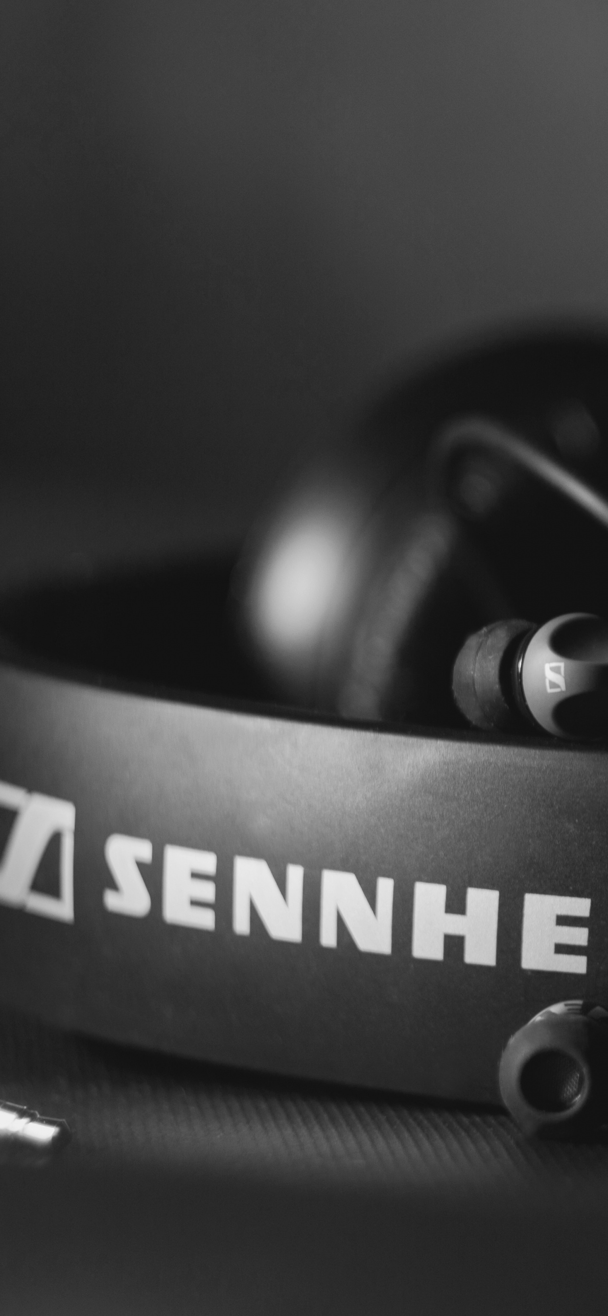Обои наушники, черный и белый, Sennheiser, звуковое оборудование, технологии в разрешении 1242x2688